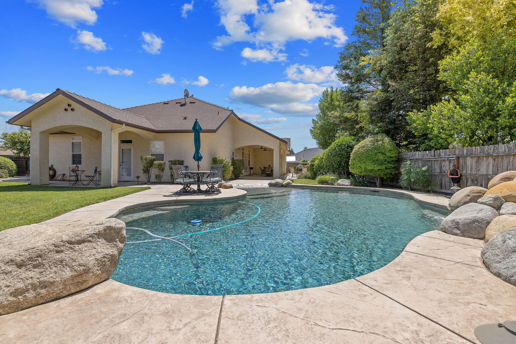 760 Saint James Ct, Exeter, CA 93221