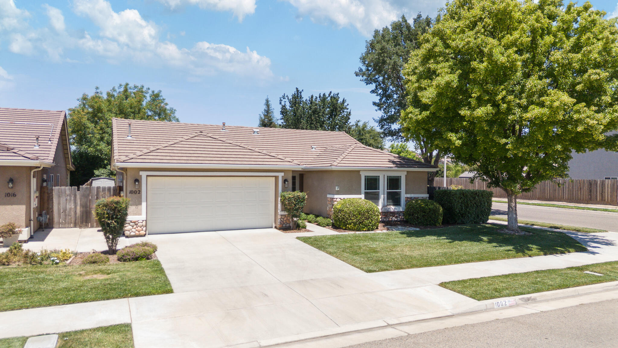 1002 W Westmont Ct, Visalia, CA 93277