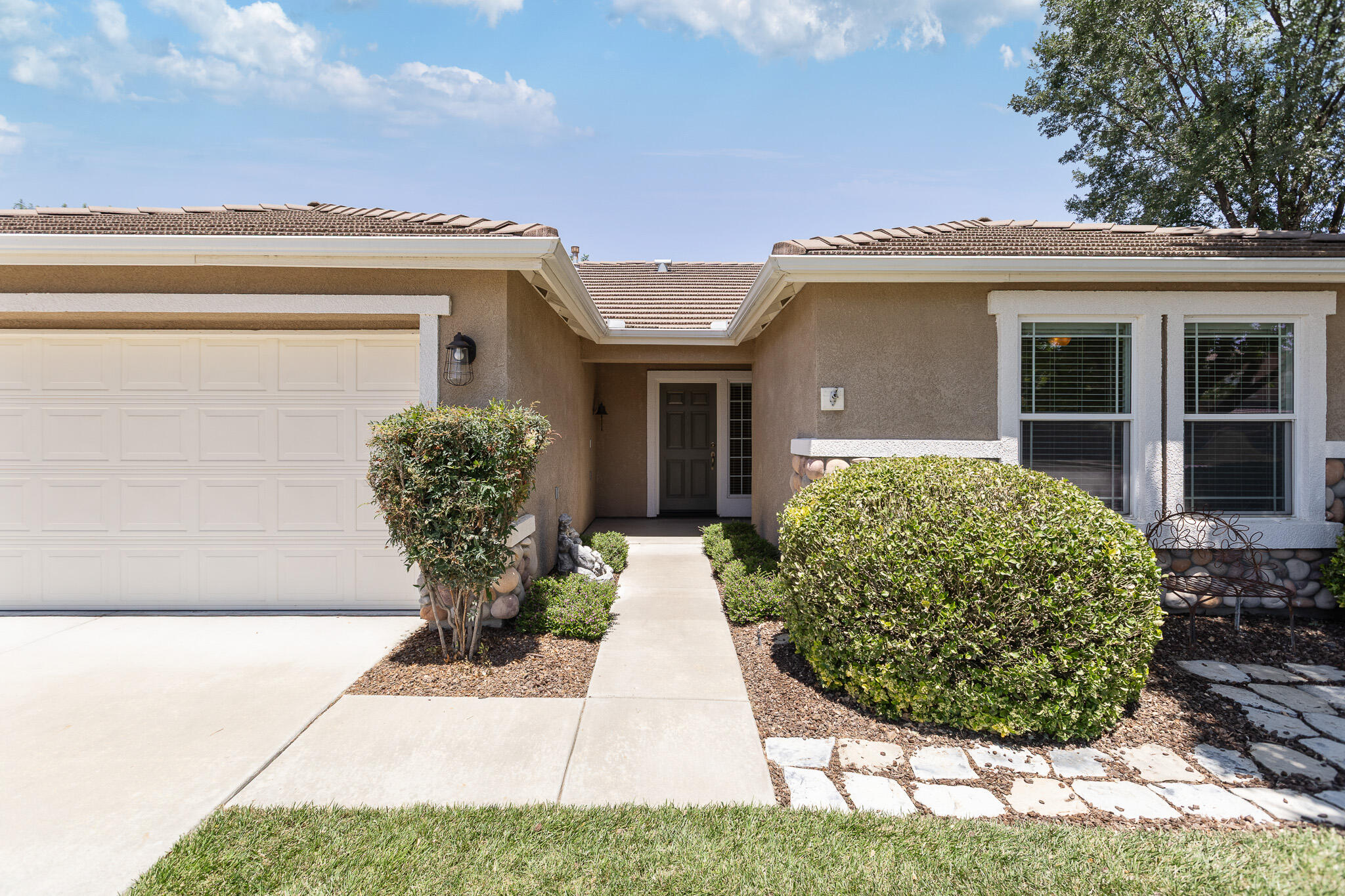 1002 W Westmont Ct, Visalia, CA 93277