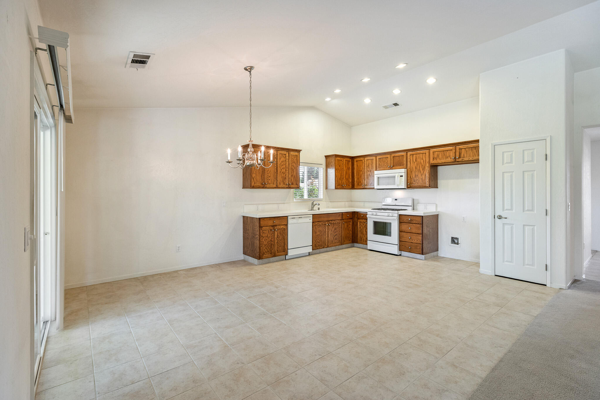 1002 W Westmont Ct, Visalia, CA 93277