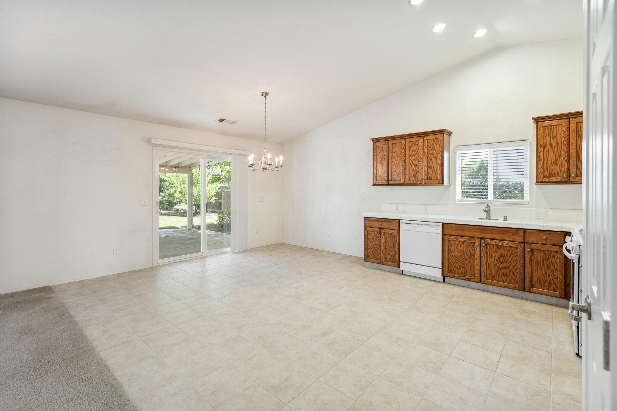 1002 W Westmont Ct, Visalia, CA 93277