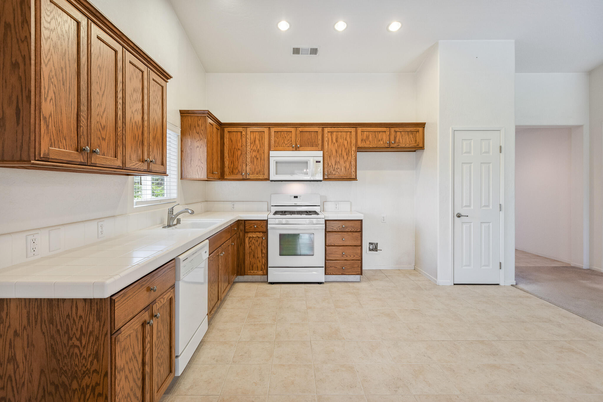 1002 W Westmont Ct, Visalia, CA 93277