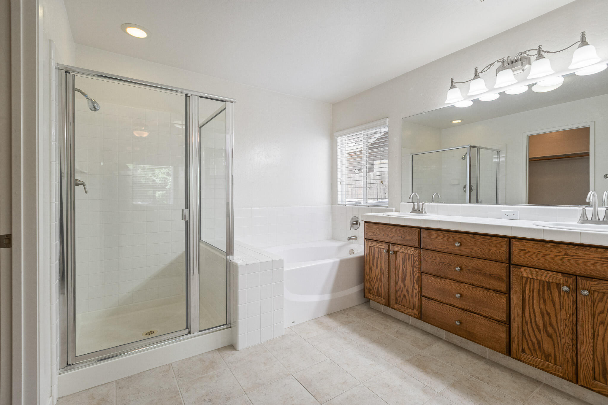 1002 W Westmont Ct, Visalia, CA 93277