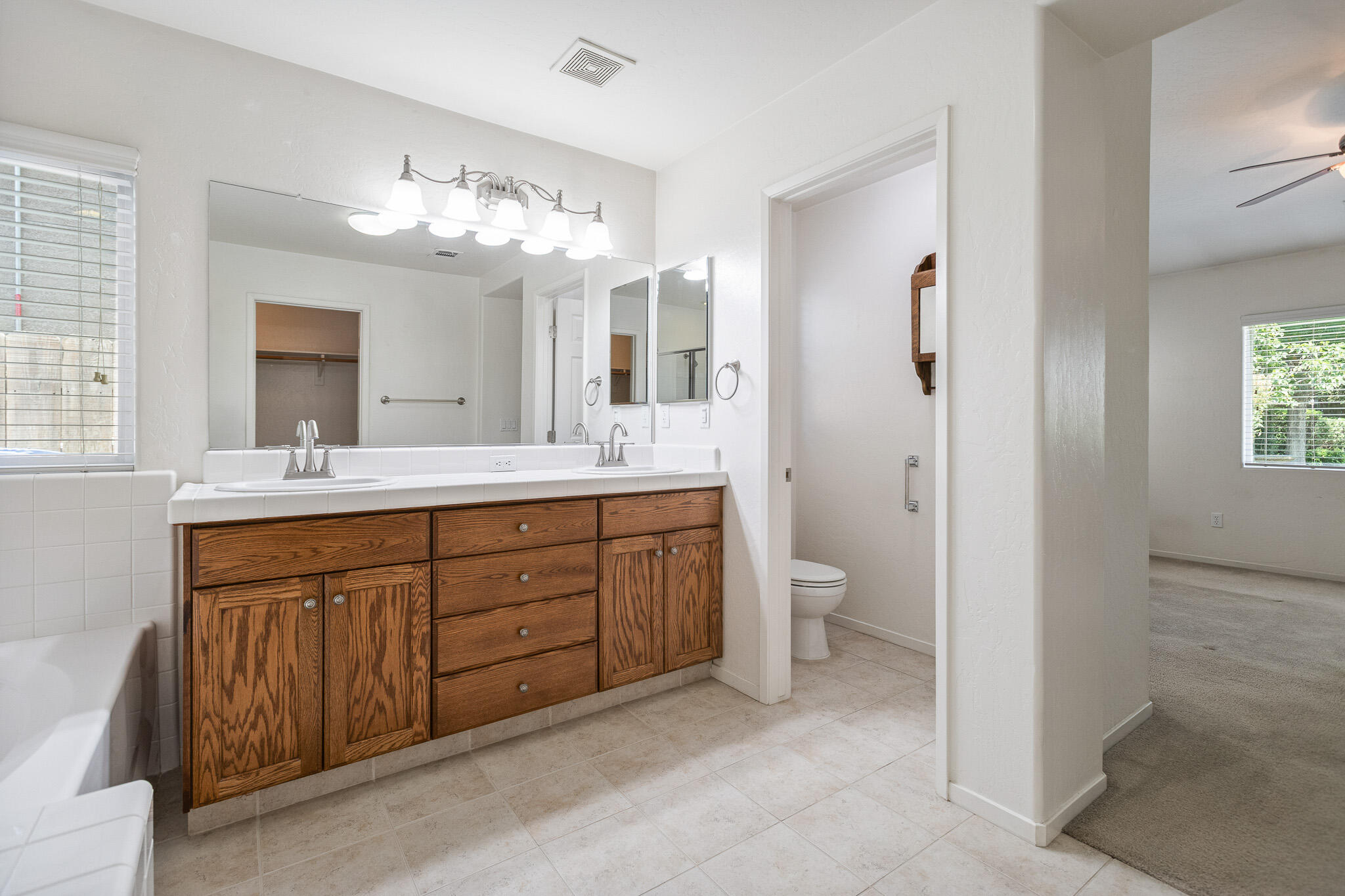 1002 W Westmont Ct, Visalia, CA 93277