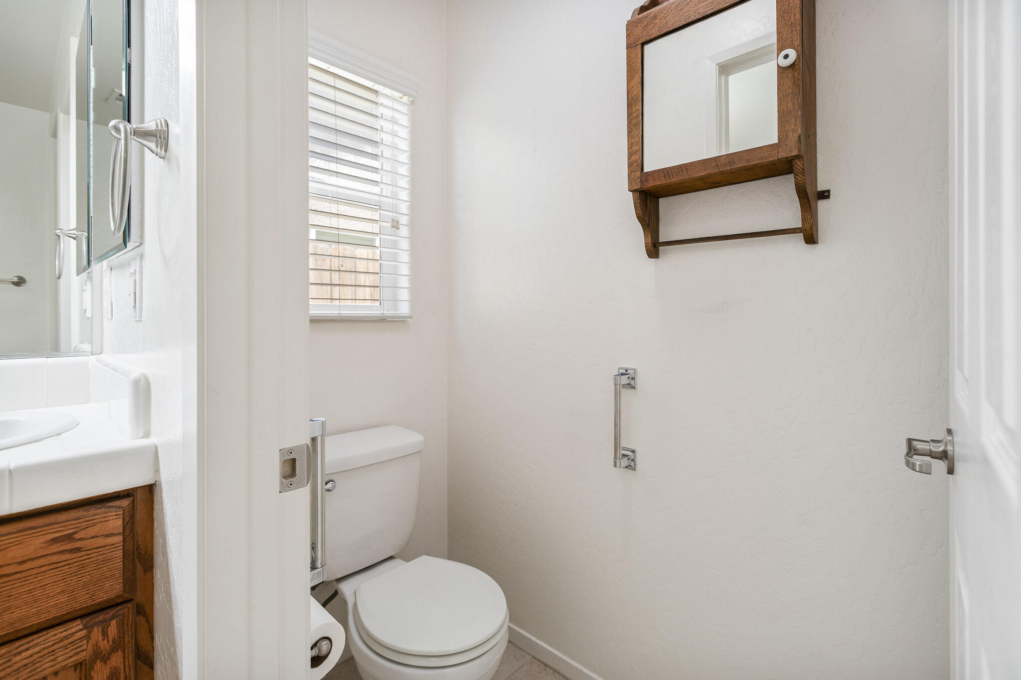 1002 W Westmont Ct, Visalia, CA 93277