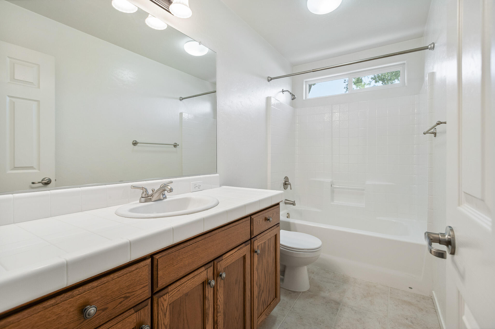 1002 W Westmont Ct, Visalia, CA 93277