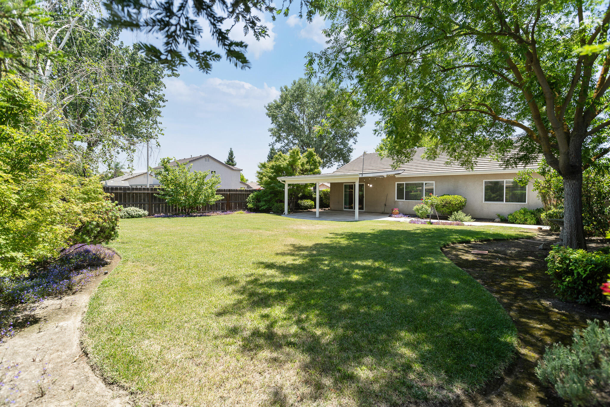 1002 W Westmont Ct, Visalia, CA 93277