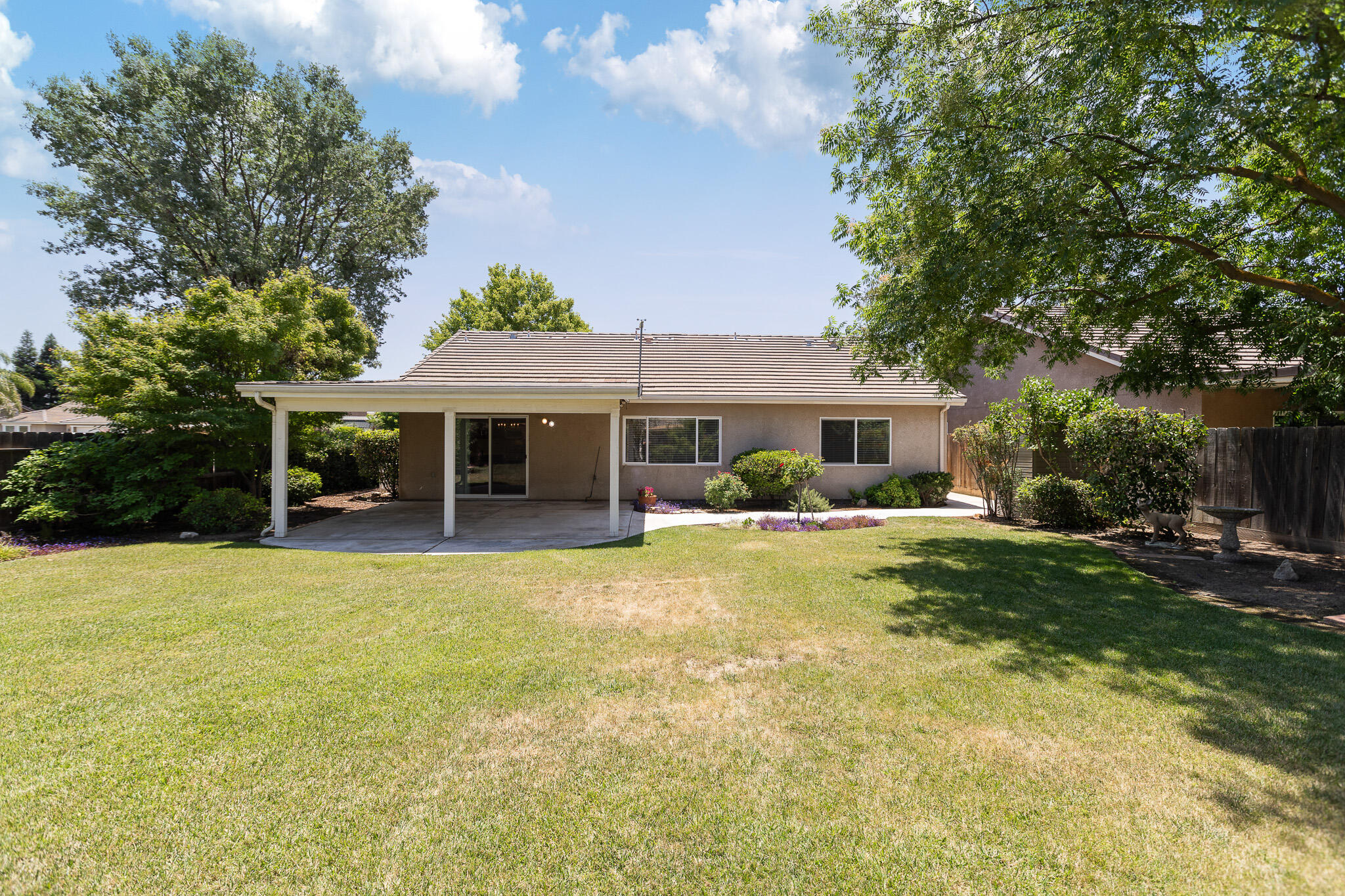 1002 W Westmont Ct, Visalia, CA 93277