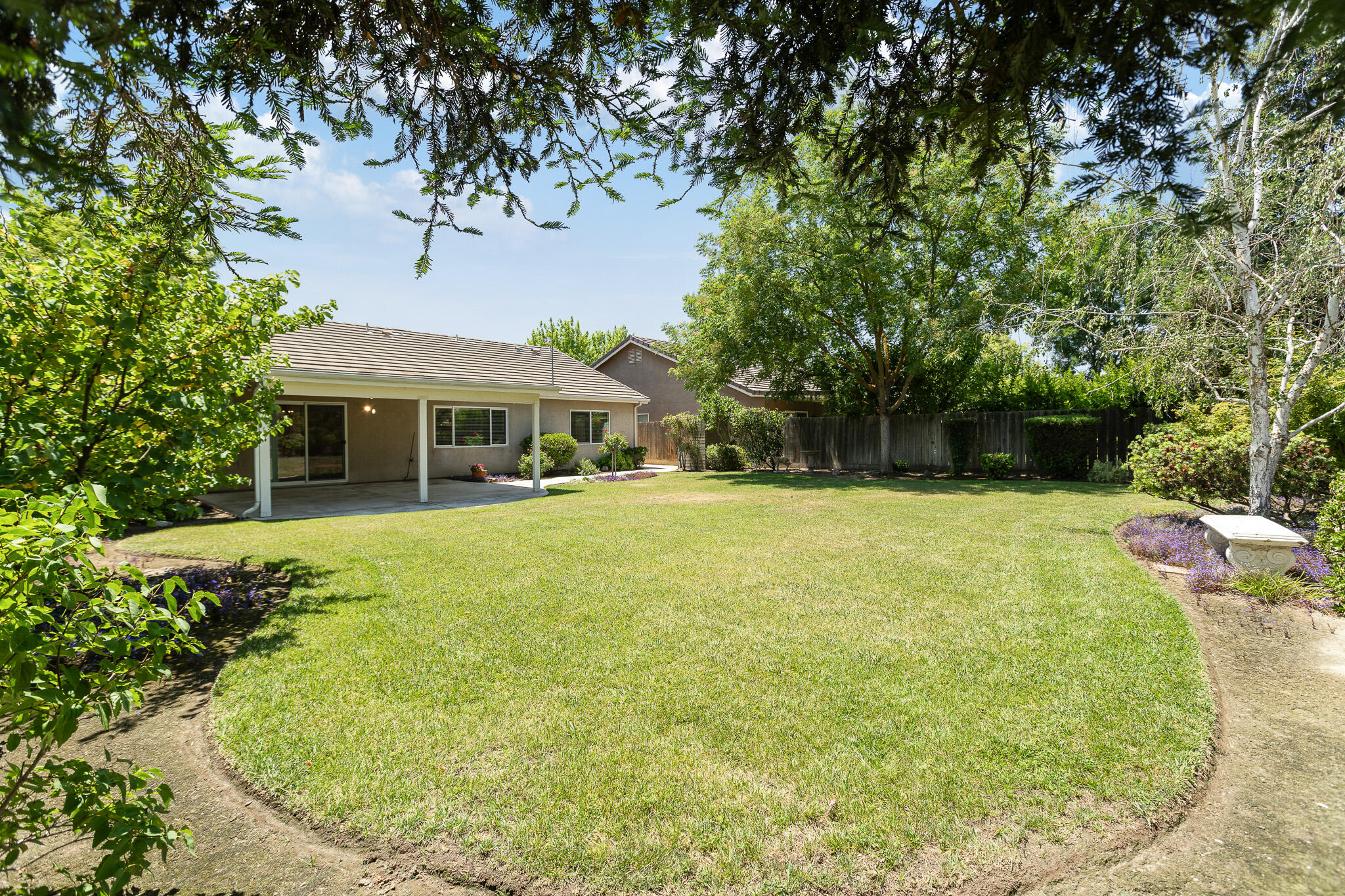 1002 W Westmont Ct, Visalia, CA 93277