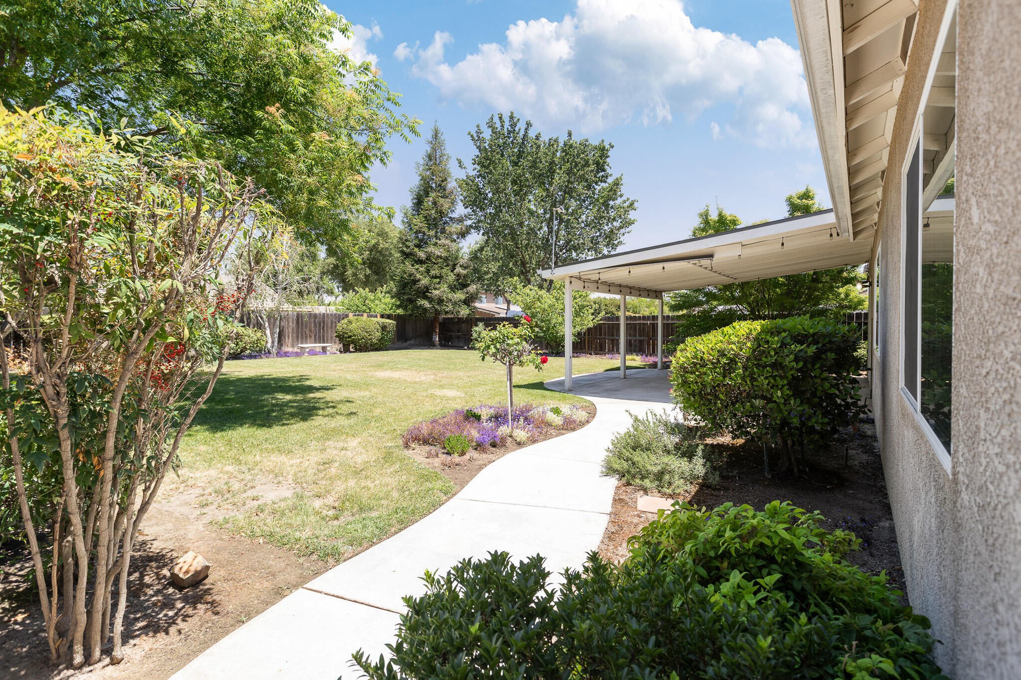 1002 W Westmont Ct, Visalia, CA 93277