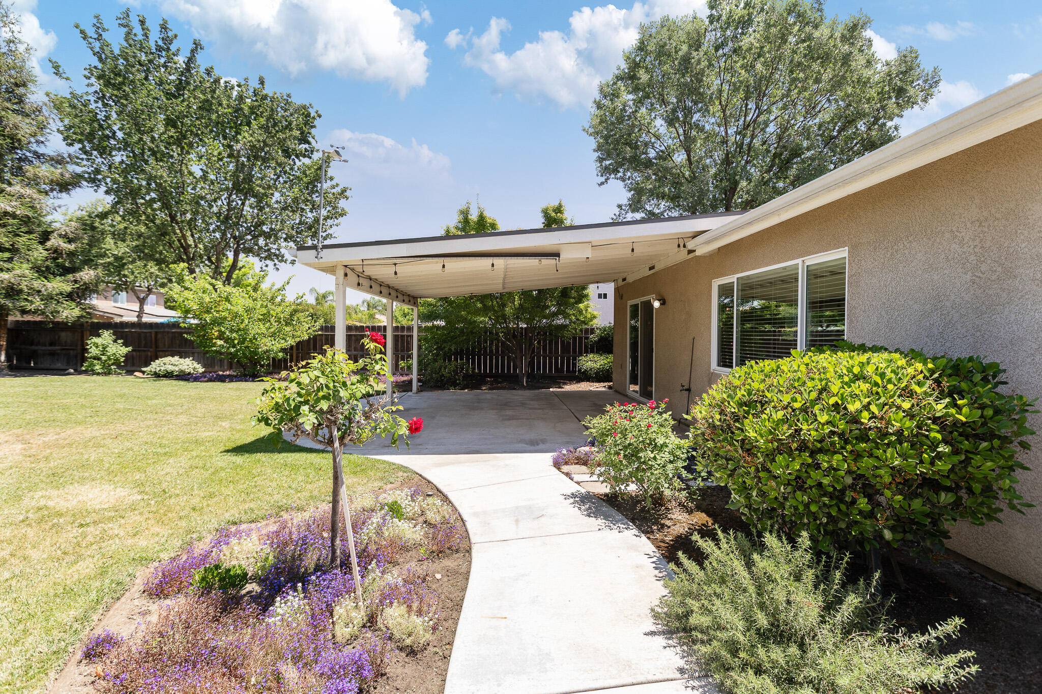 1002 W Westmont Ct, Visalia, CA 93277