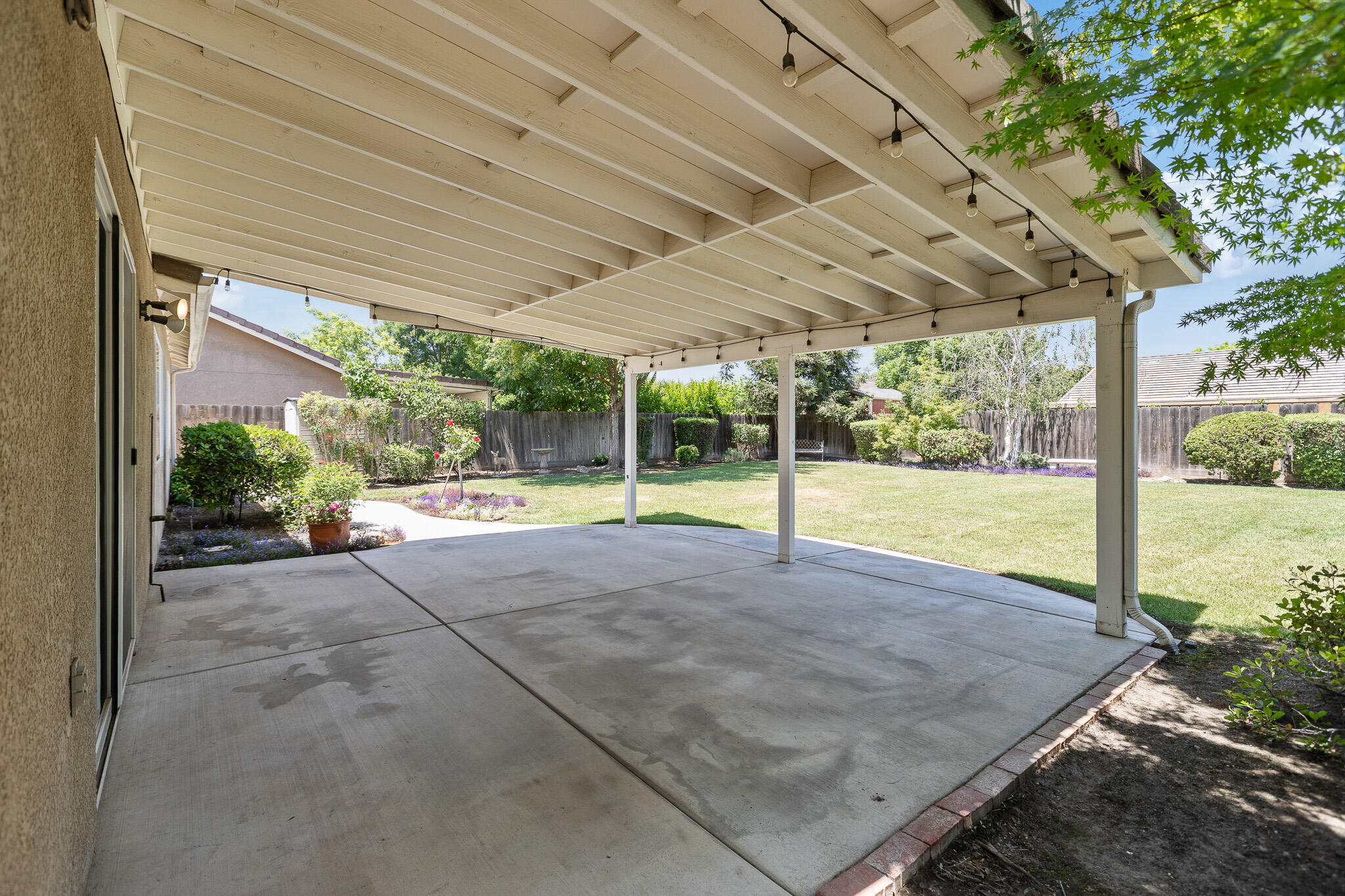 1002 W Westmont Ct, Visalia, CA 93277