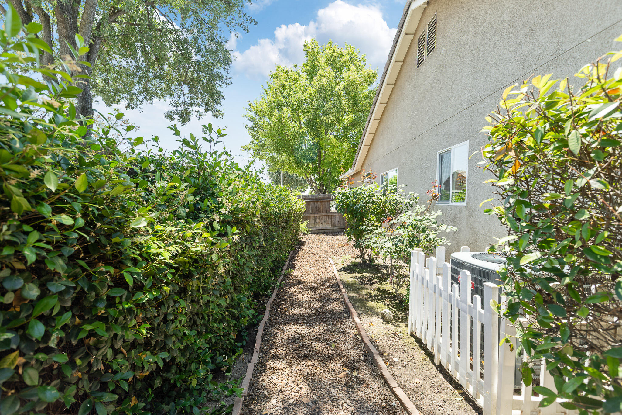 1002 W Westmont Ct, Visalia, CA 93277