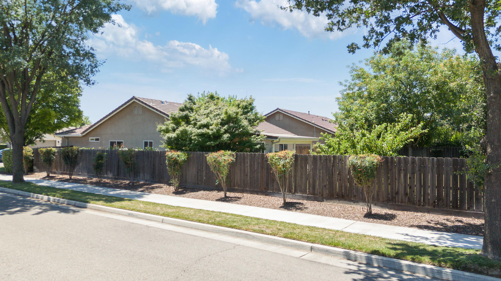 1002 W Westmont Ct, Visalia, CA 93277