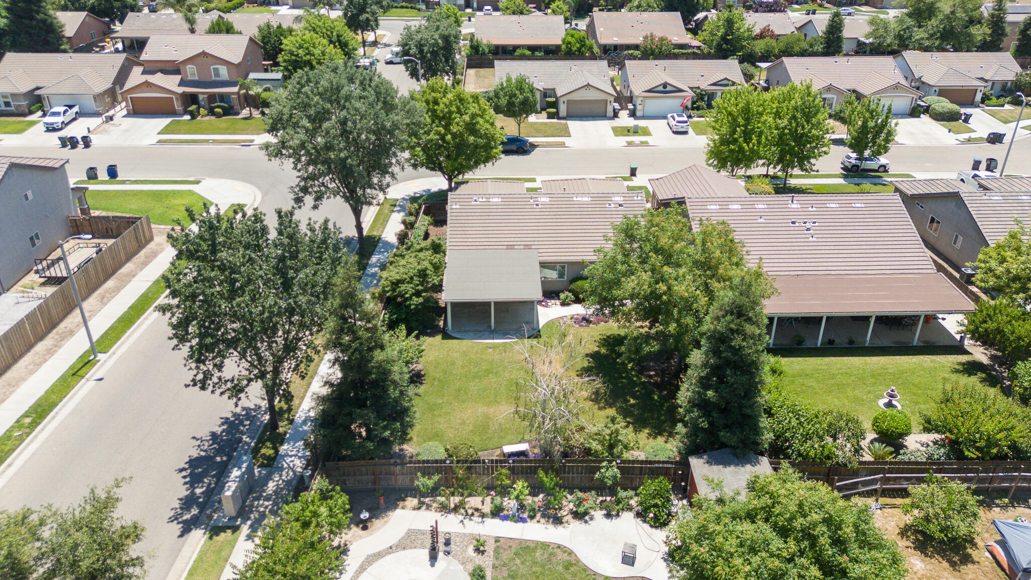 1002 W Westmont Ct, Visalia, CA 93277