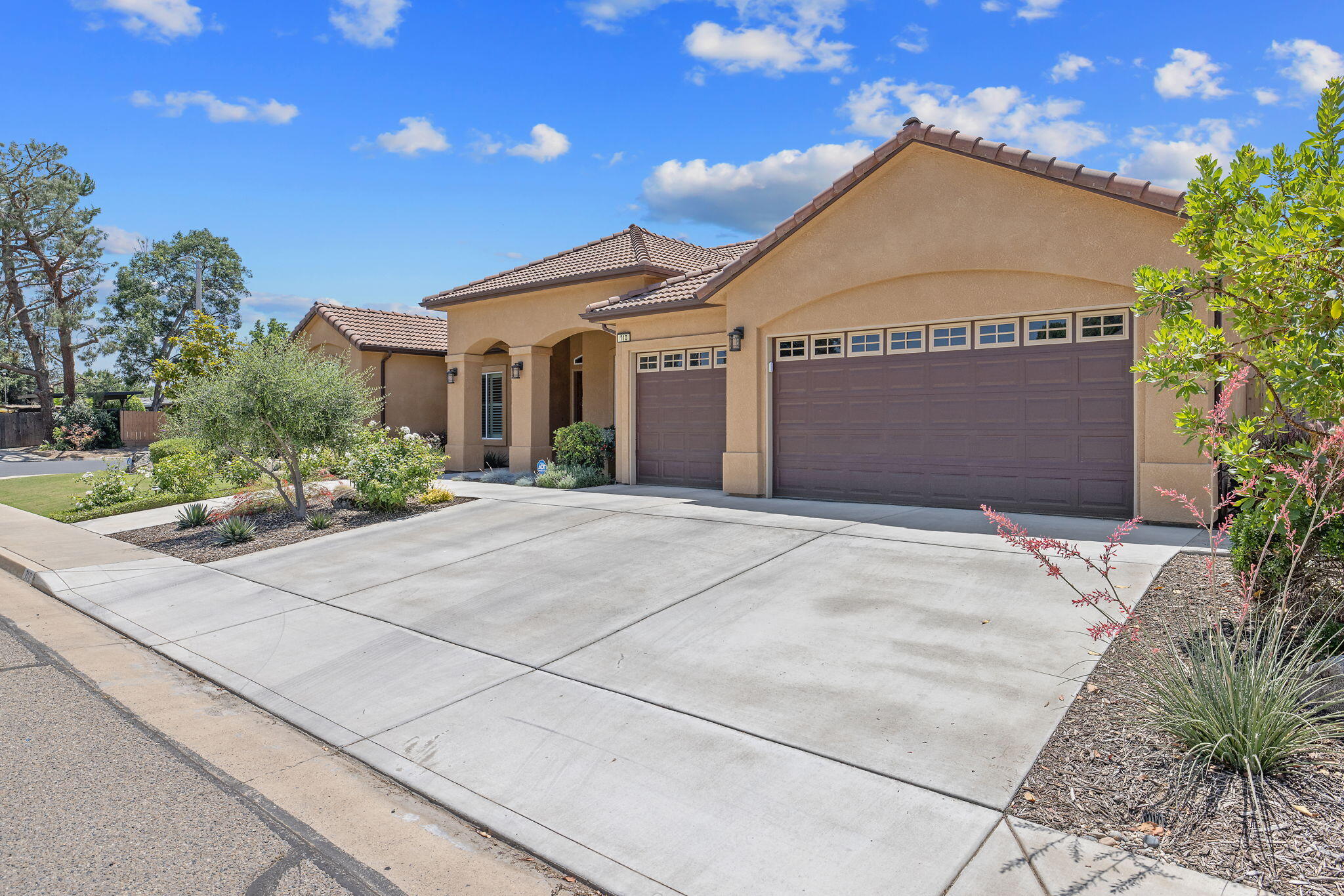 710 Olivewood Dr, Exeter, CA 93221