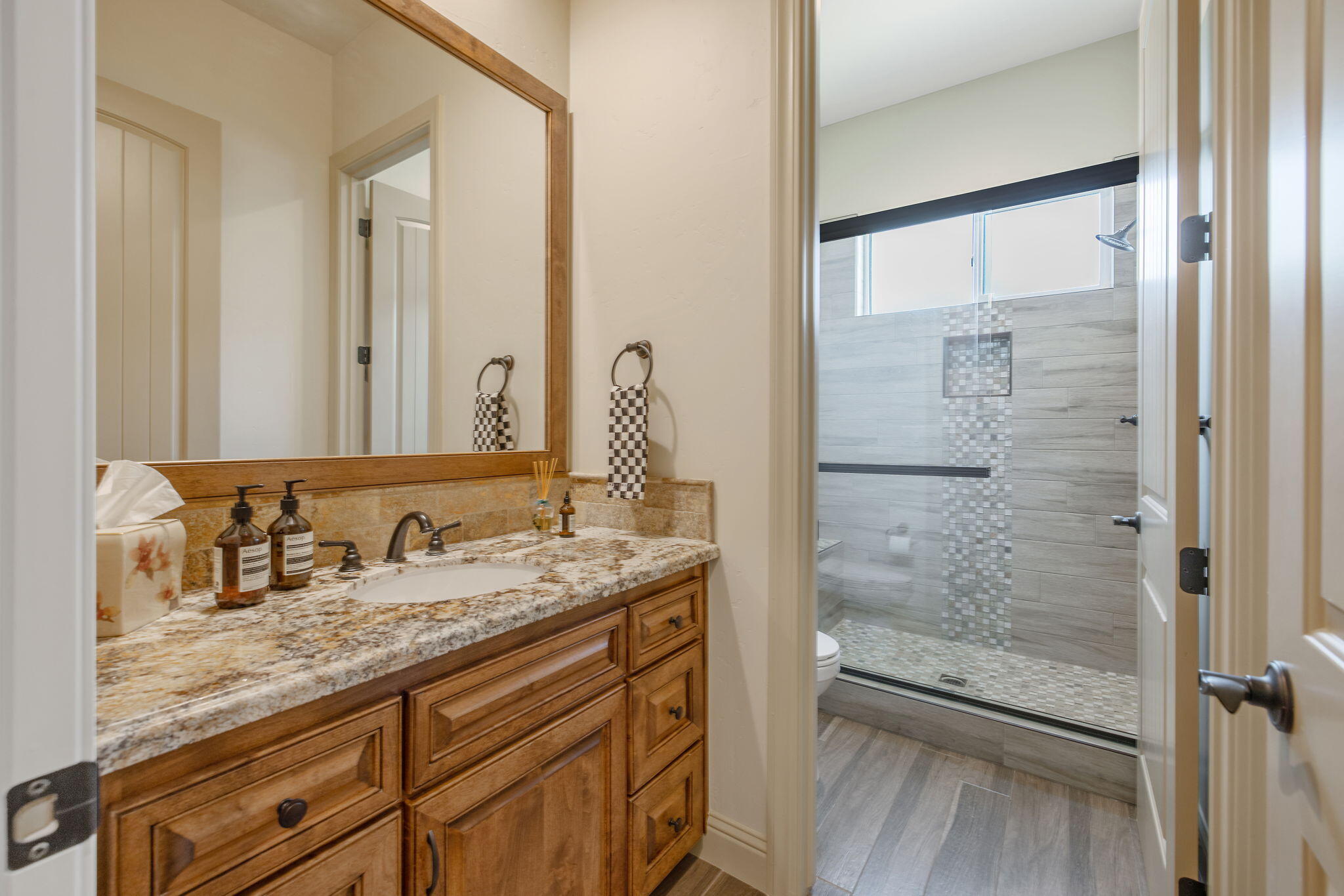710 Olivewood Dr, Exeter, CA 93221