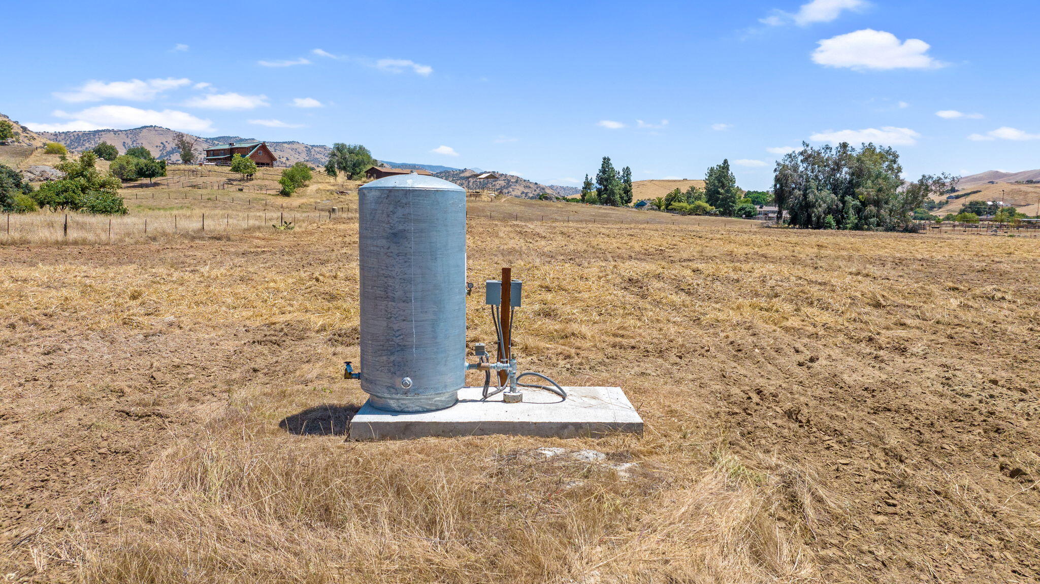 30814 Hill Dr, Exeter, CA 93221