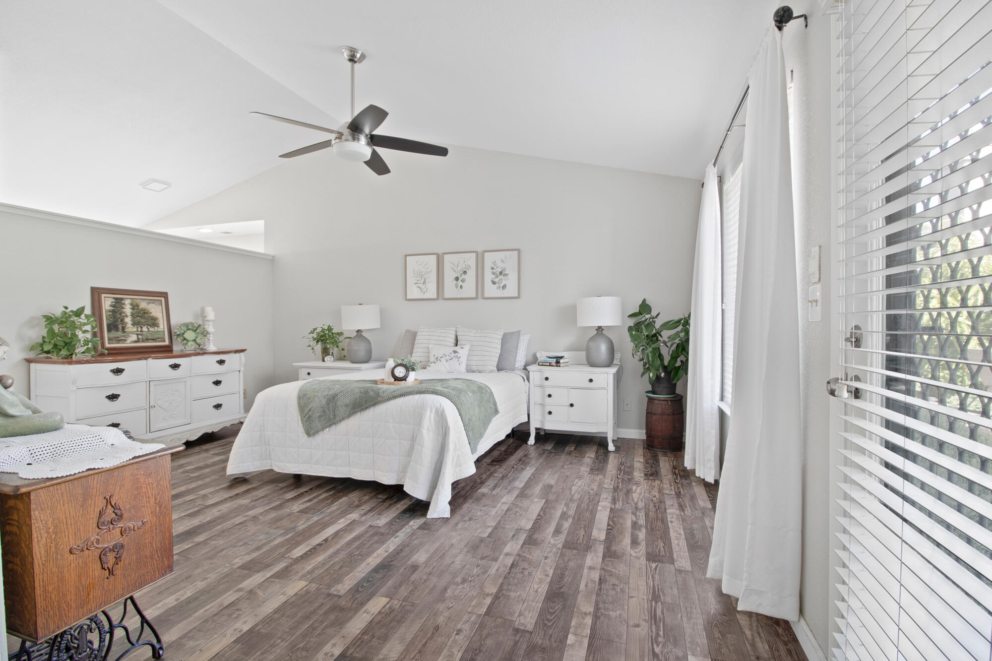 1421 E Castleview Dr, Visalia, CA 93292