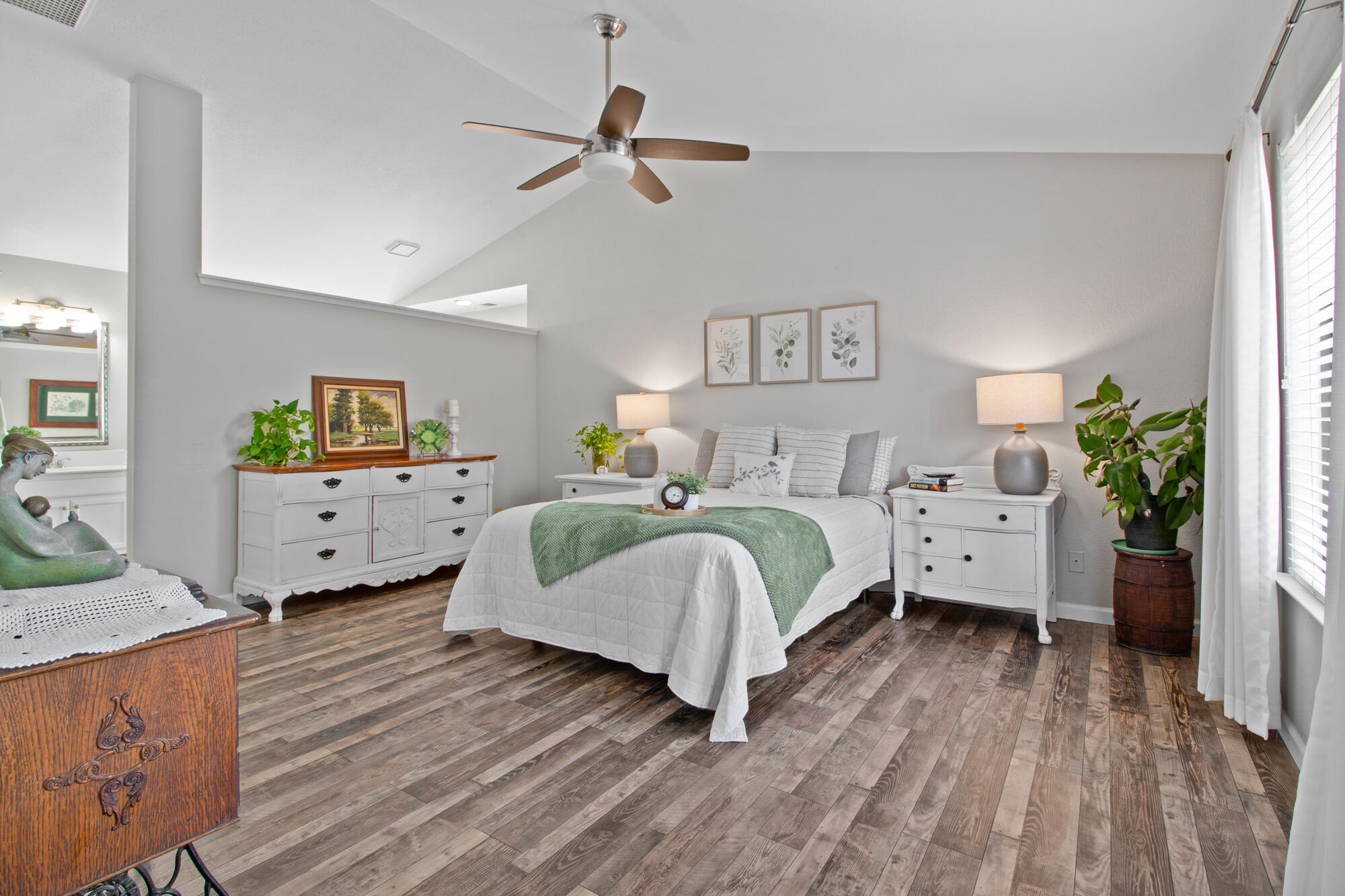1421 E Castleview Dr, Visalia, CA 93292