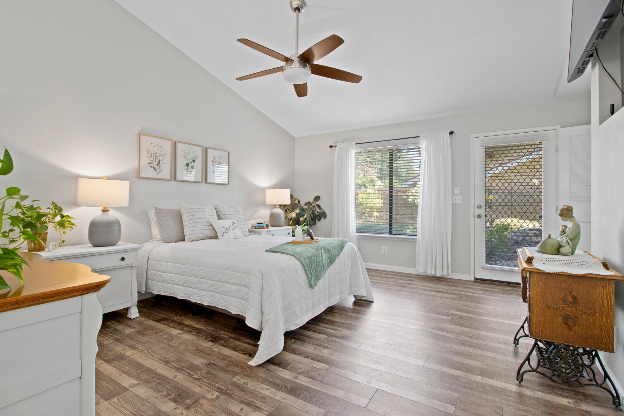 1421 E Castleview Dr, Visalia, CA 93292