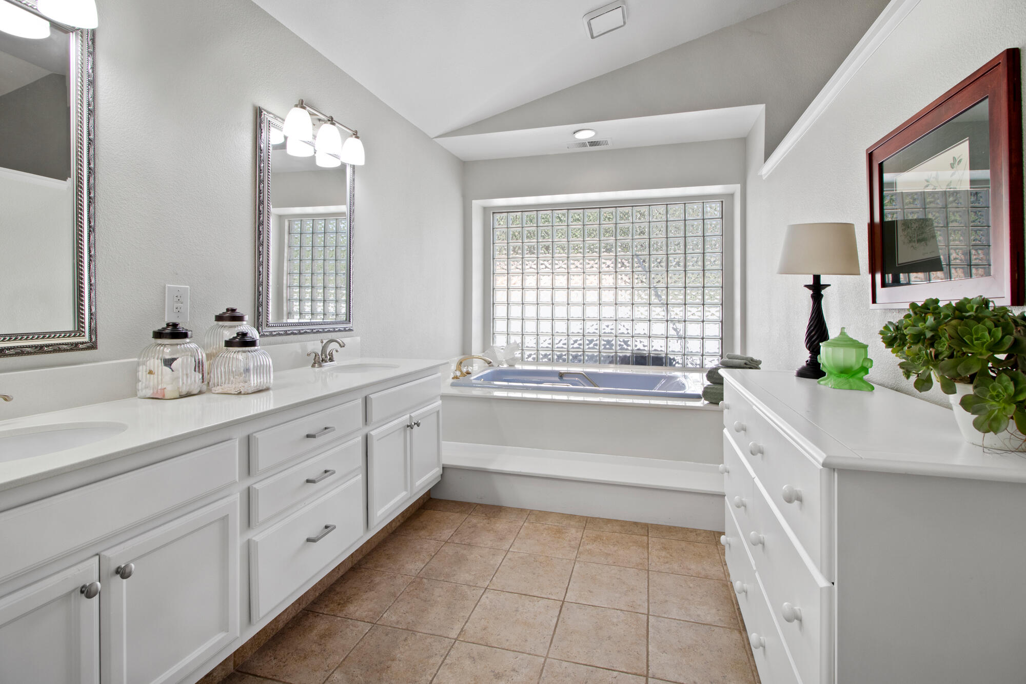 1421 E Castleview Dr, Visalia, CA 93292