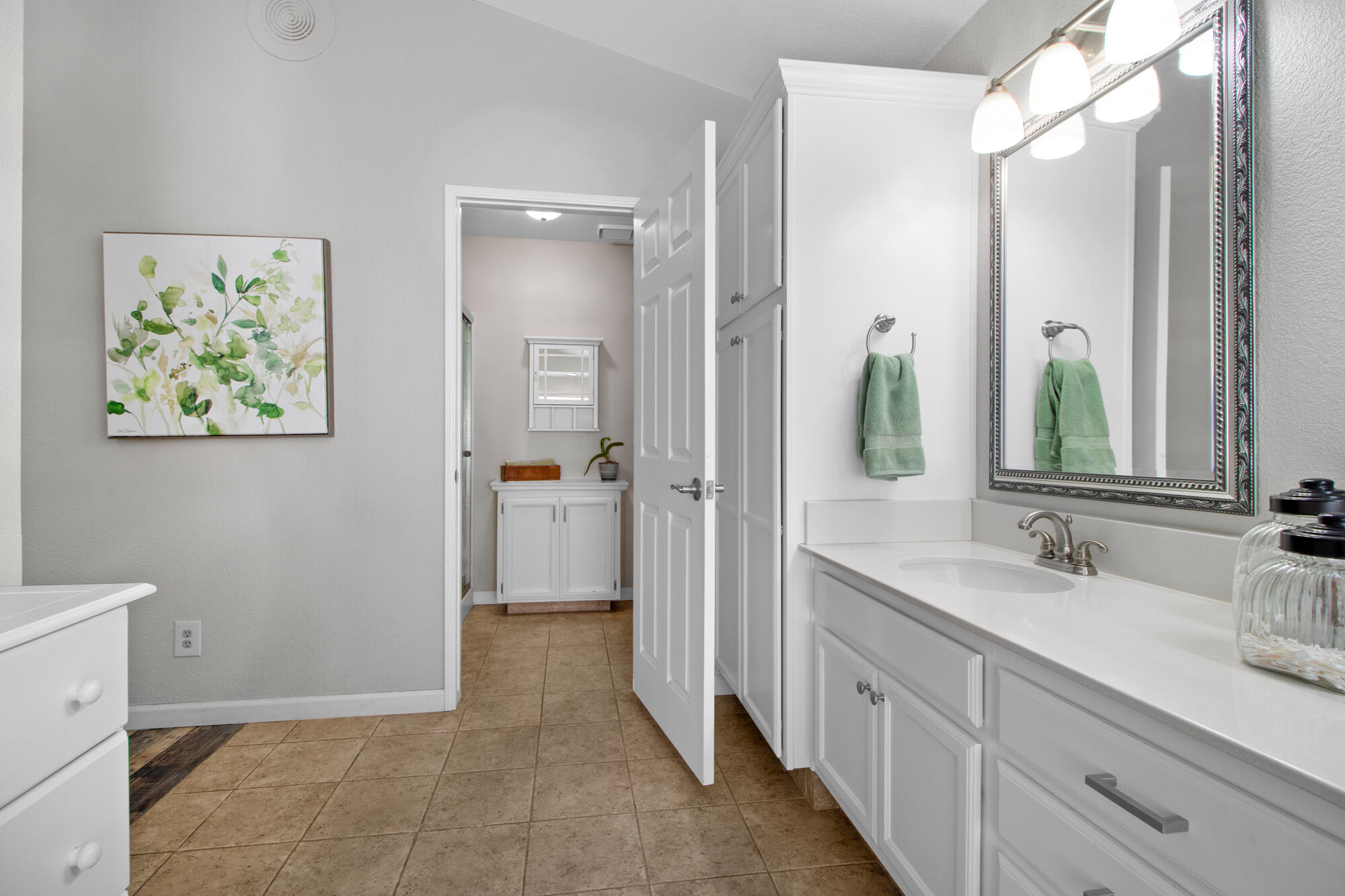 1421 E Castleview Dr, Visalia, CA 93292