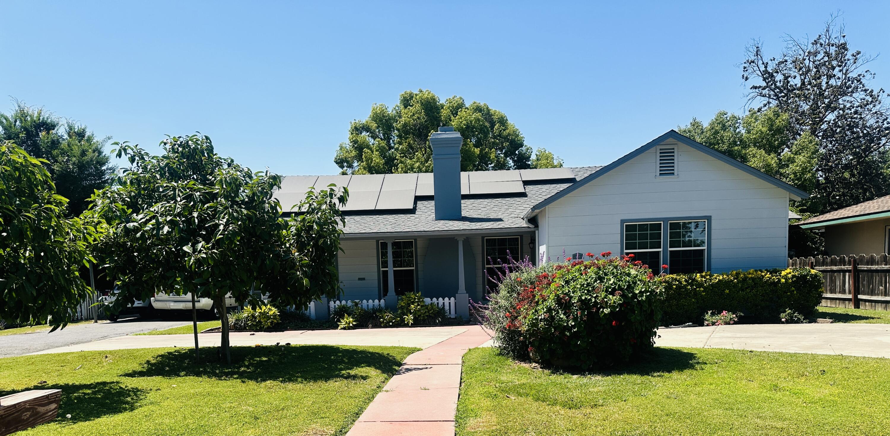 933 E Cross Ave, Tulare, CA 93274