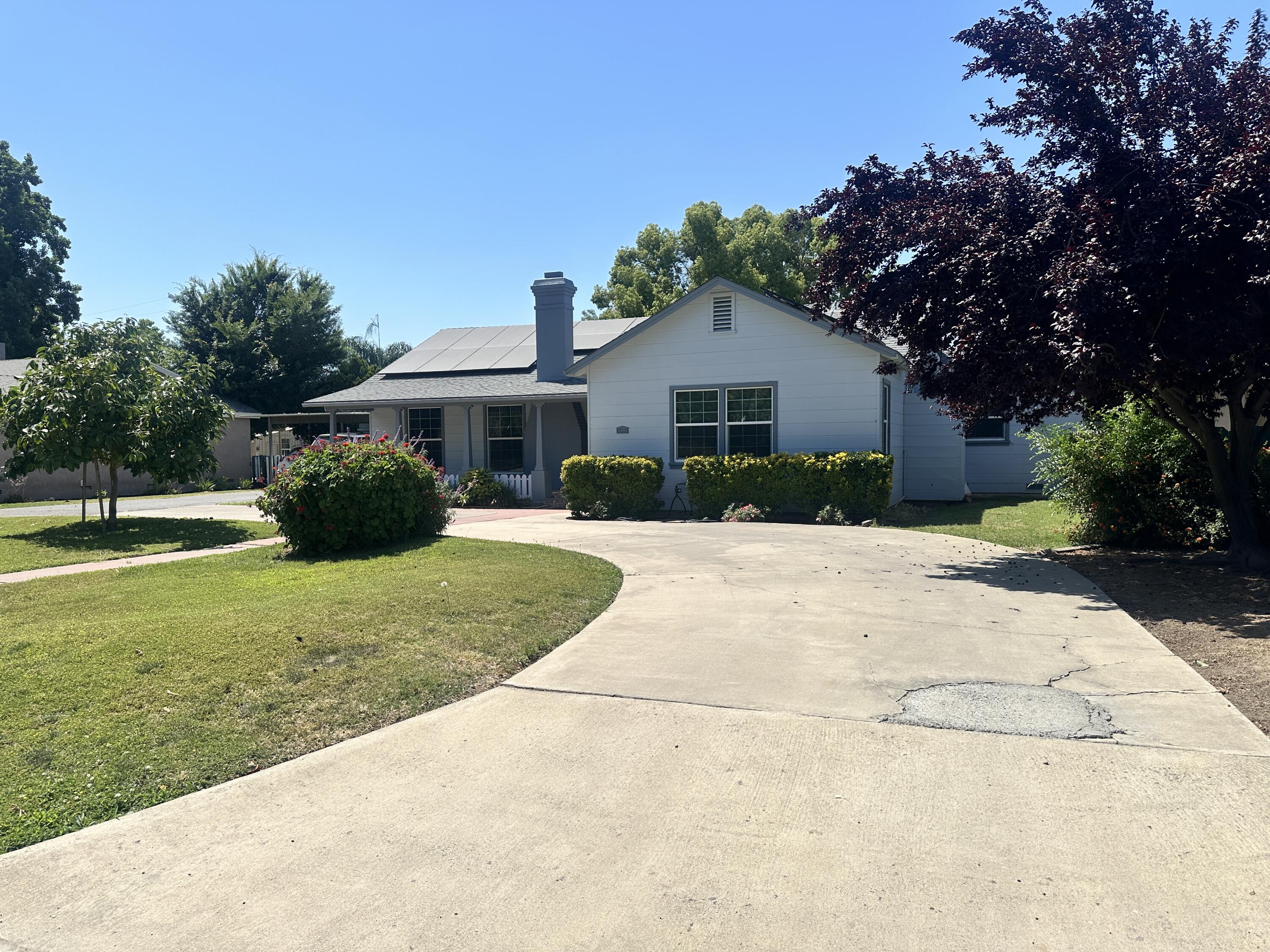 933 E Cross Ave, Tulare, CA 93274