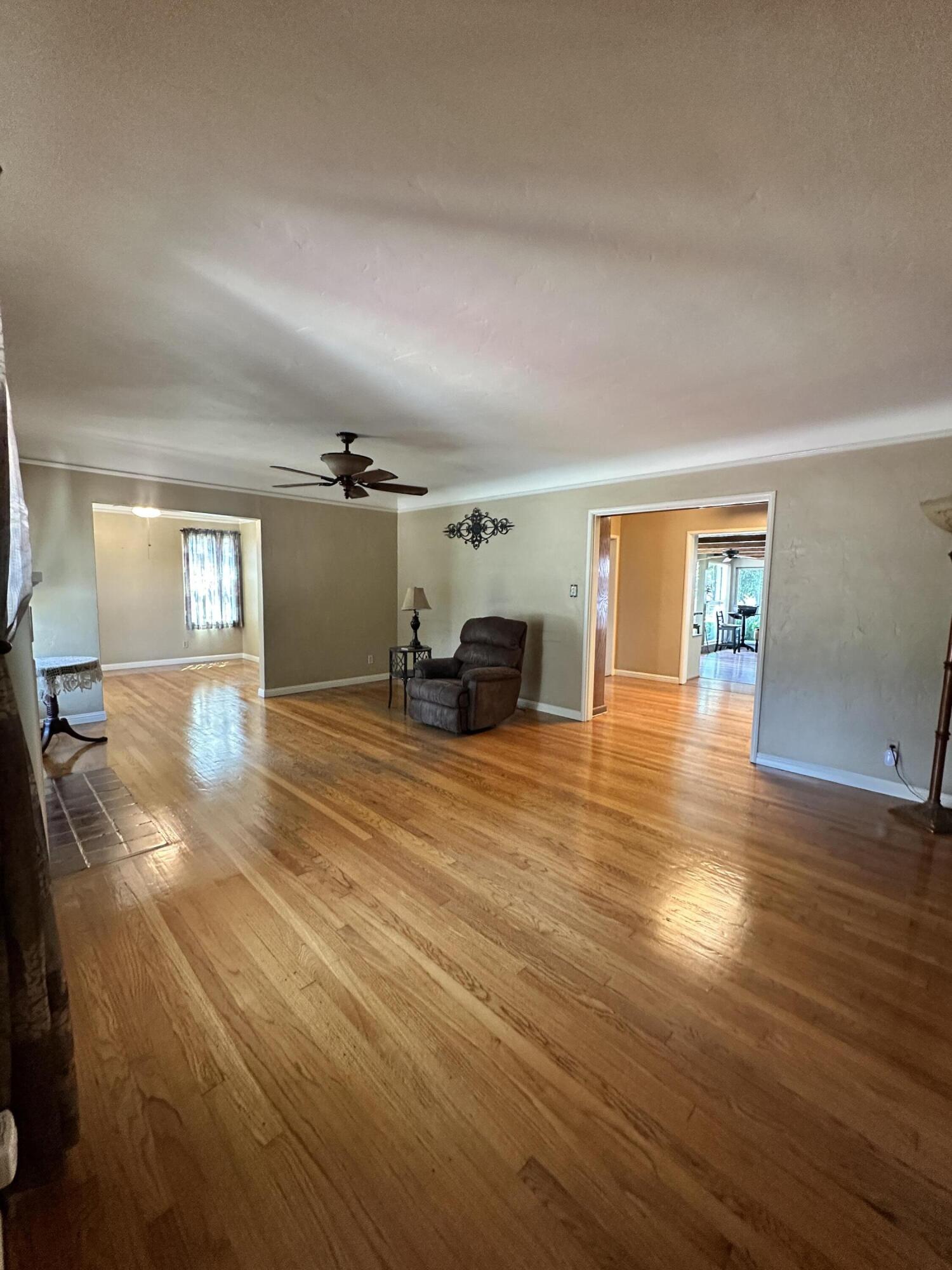 933 E Cross Ave, Tulare, CA 93274