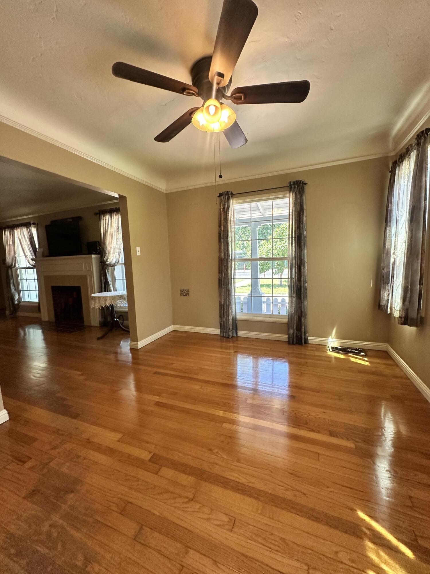 933 E Cross Ave, Tulare, CA 93274