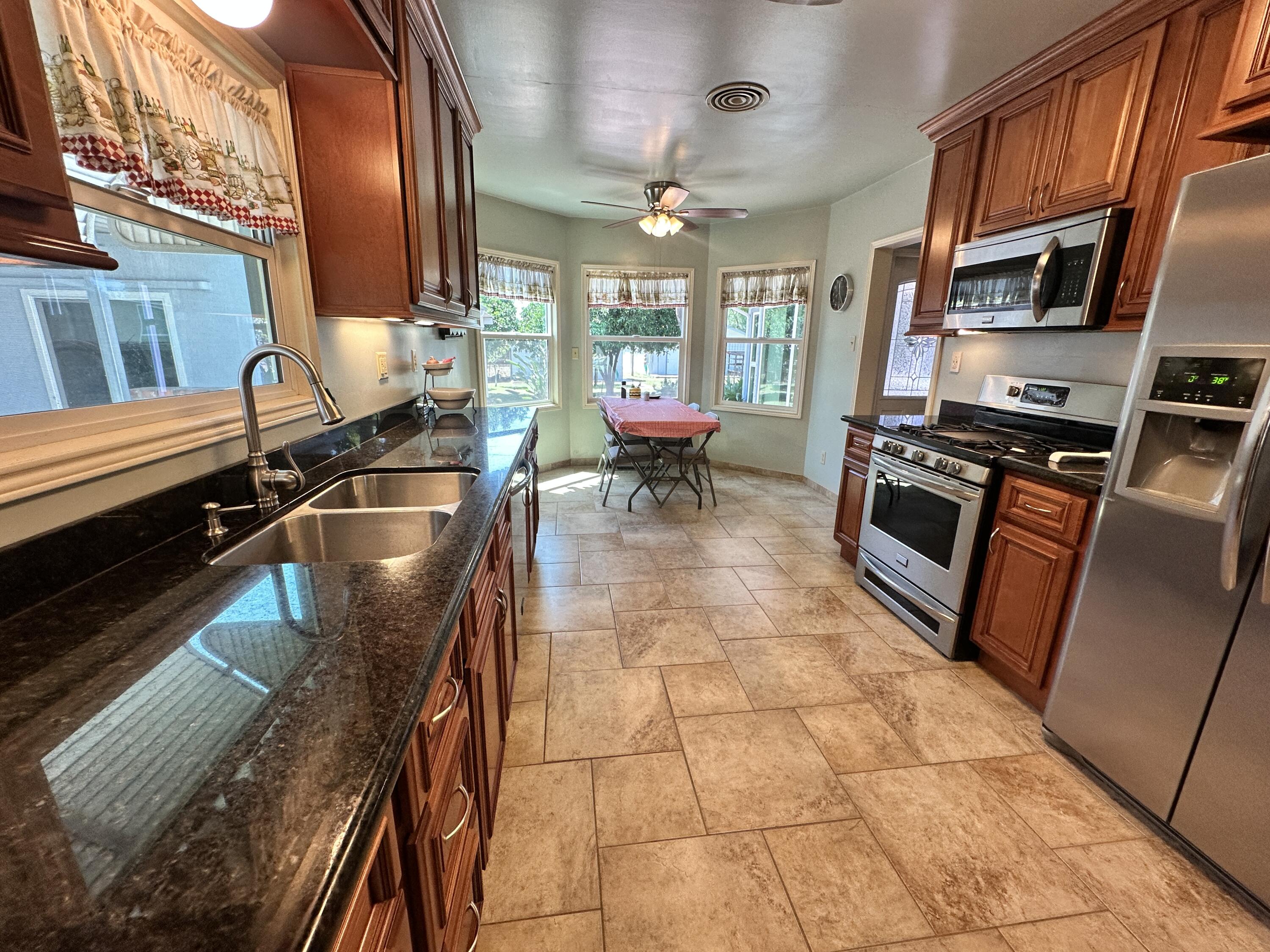 933 E Cross Ave, Tulare, CA 93274