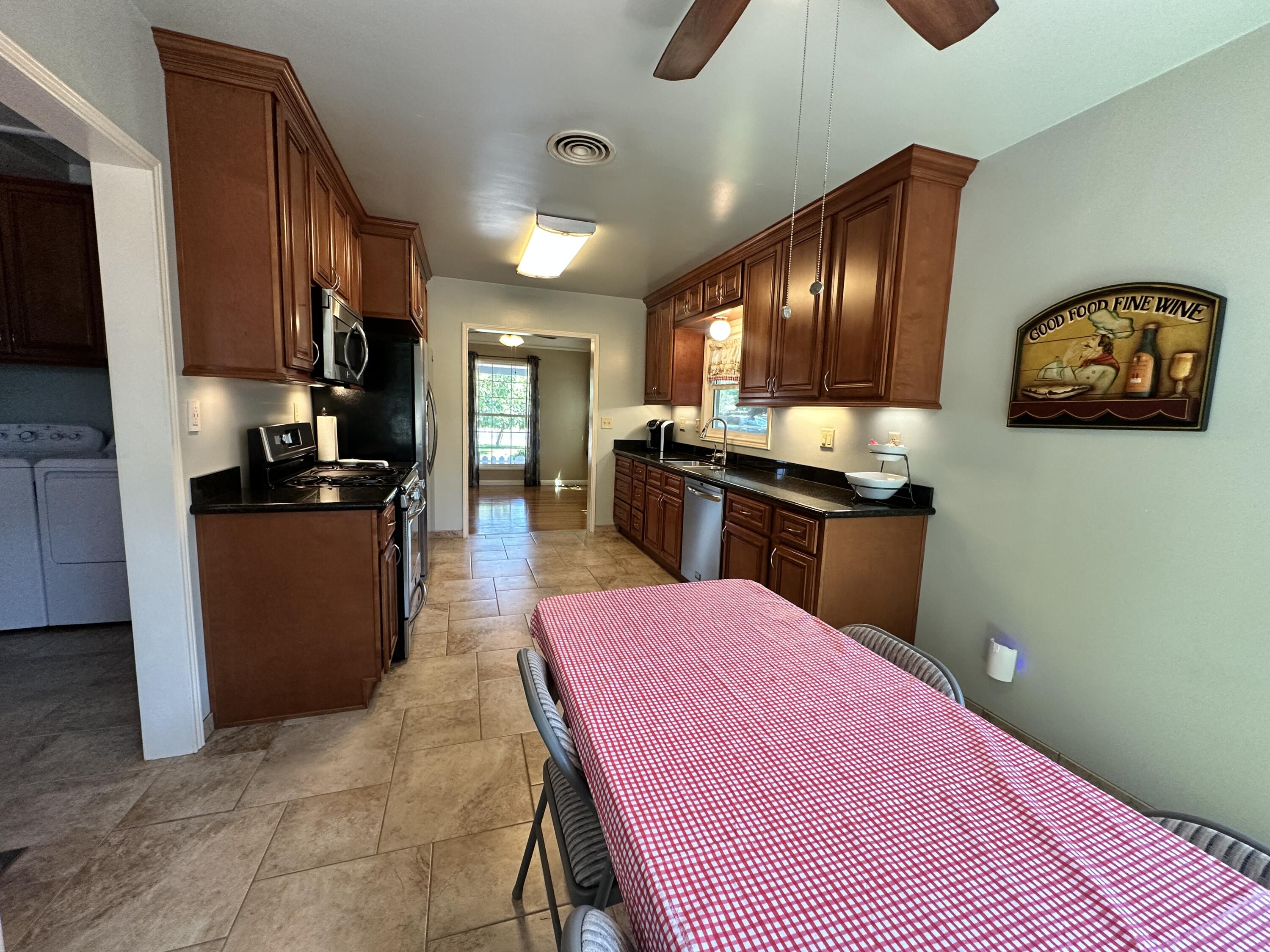 933 E Cross Ave, Tulare, CA 93274