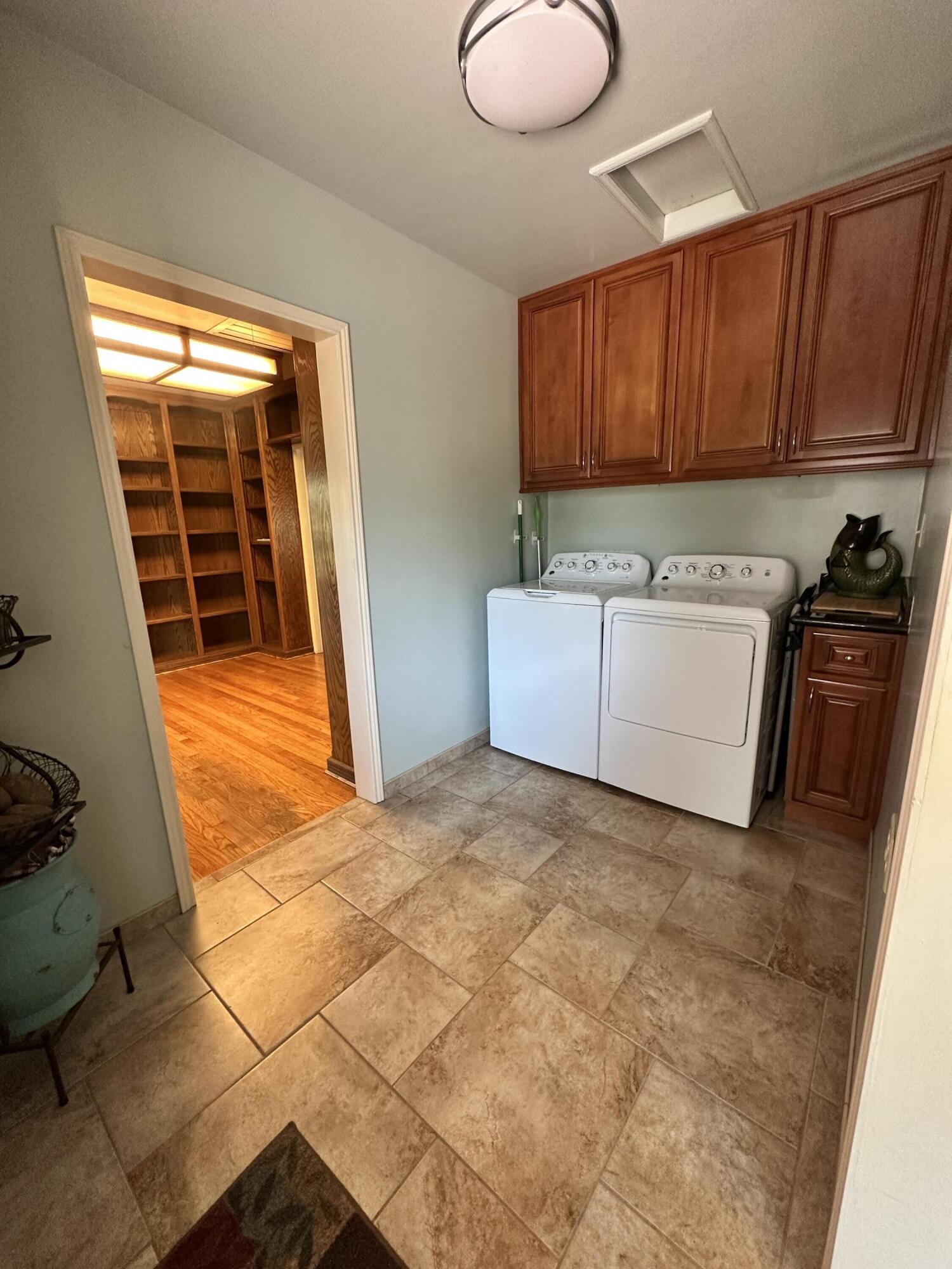 933 E Cross Ave, Tulare, CA 93274