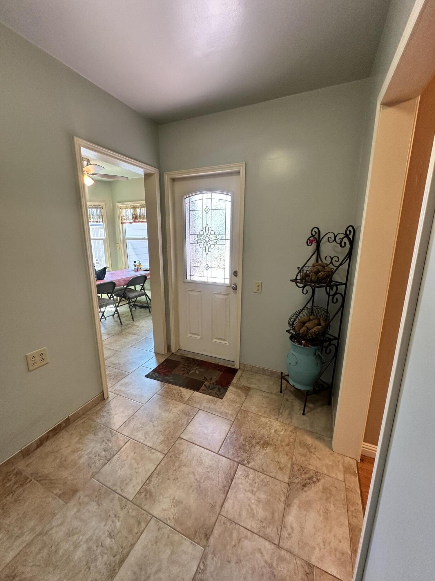 933 E Cross Ave, Tulare, CA 93274