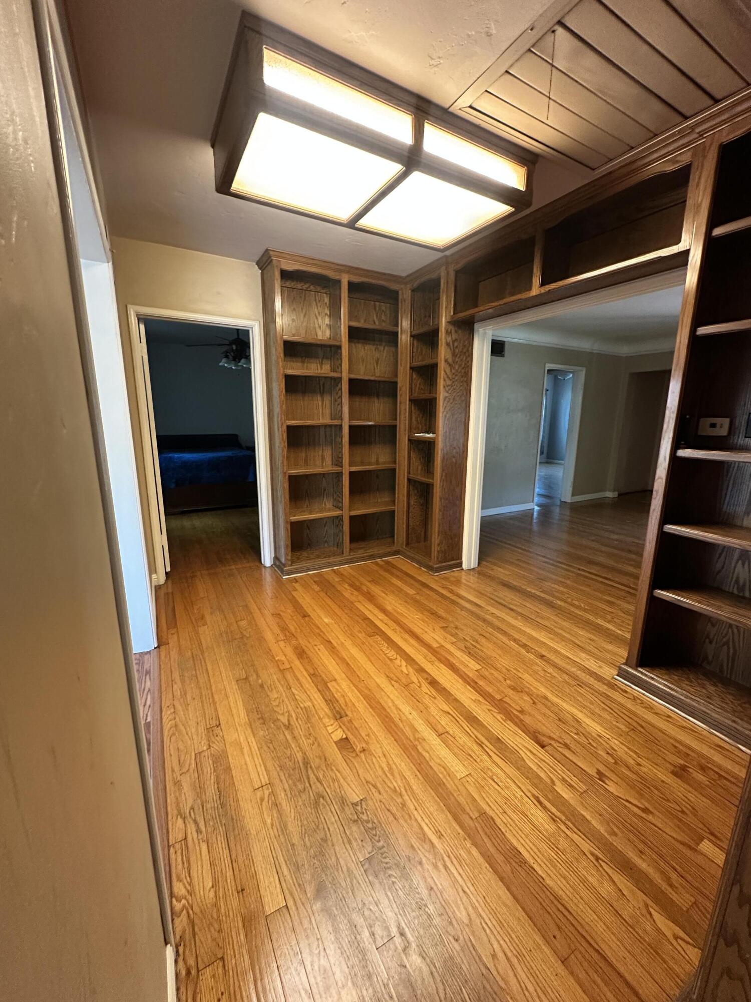 933 E Cross Ave, Tulare, CA 93274