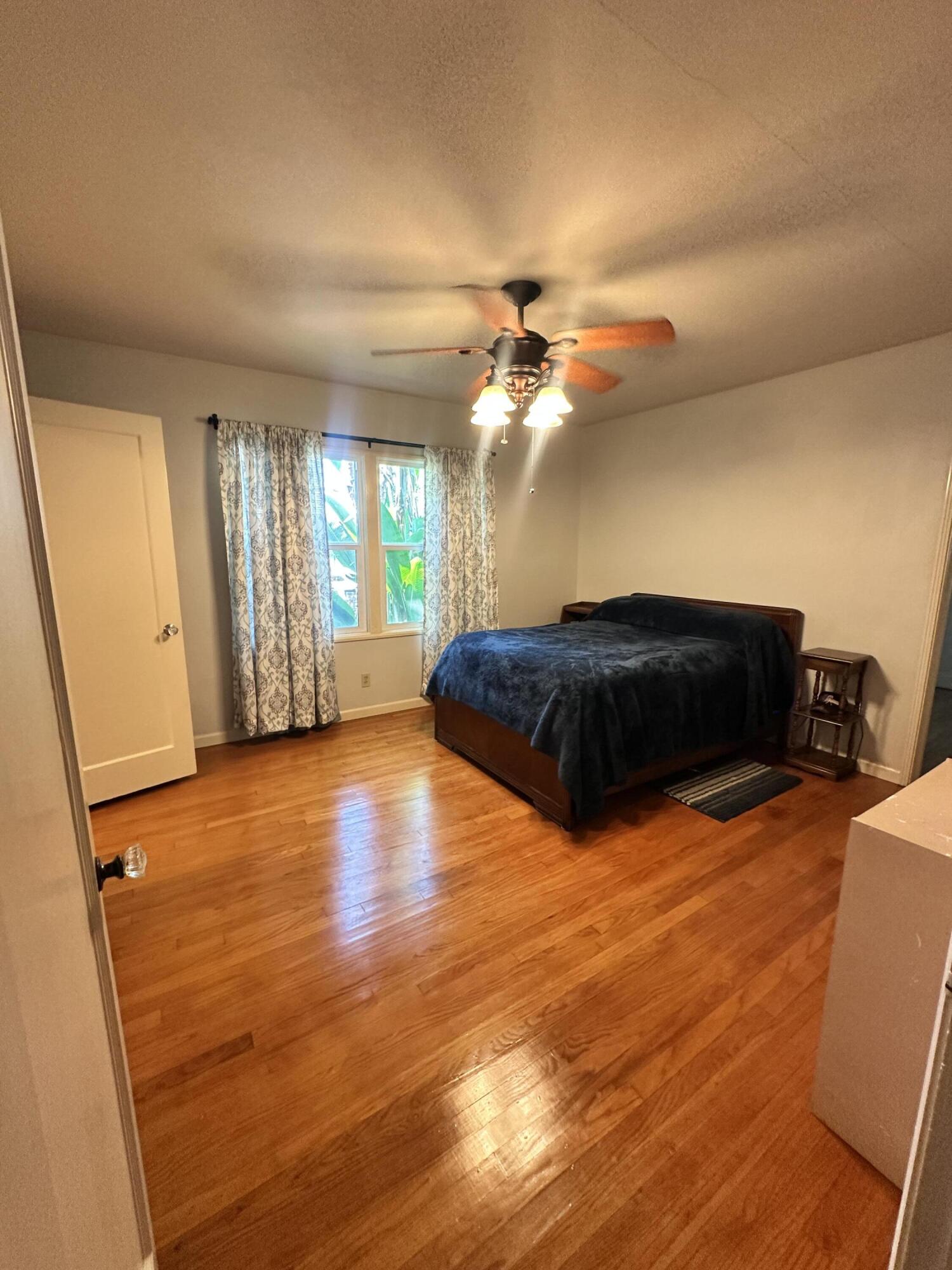 933 E Cross Ave, Tulare, CA 93274
