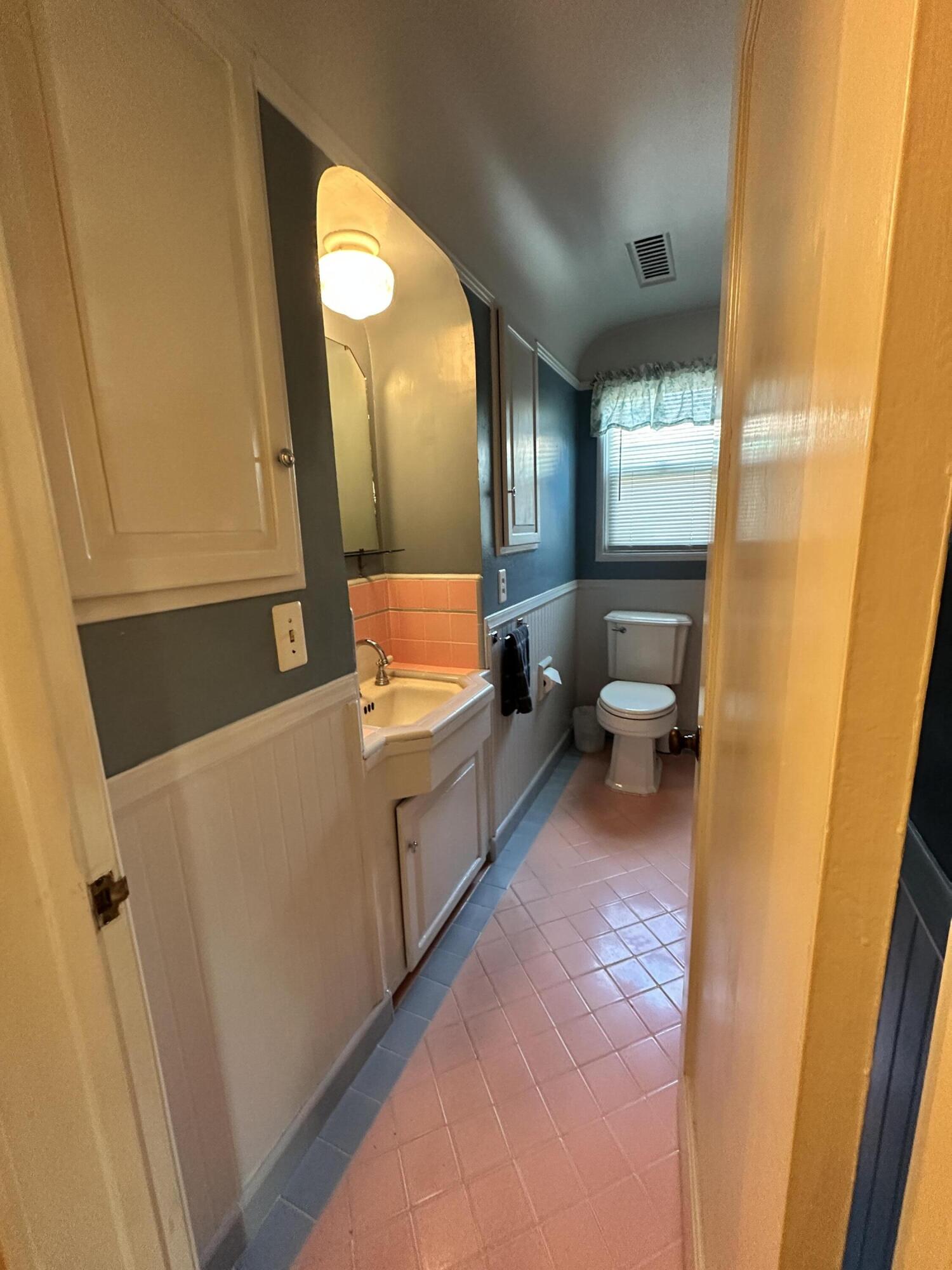 933 E Cross Ave, Tulare, CA 93274