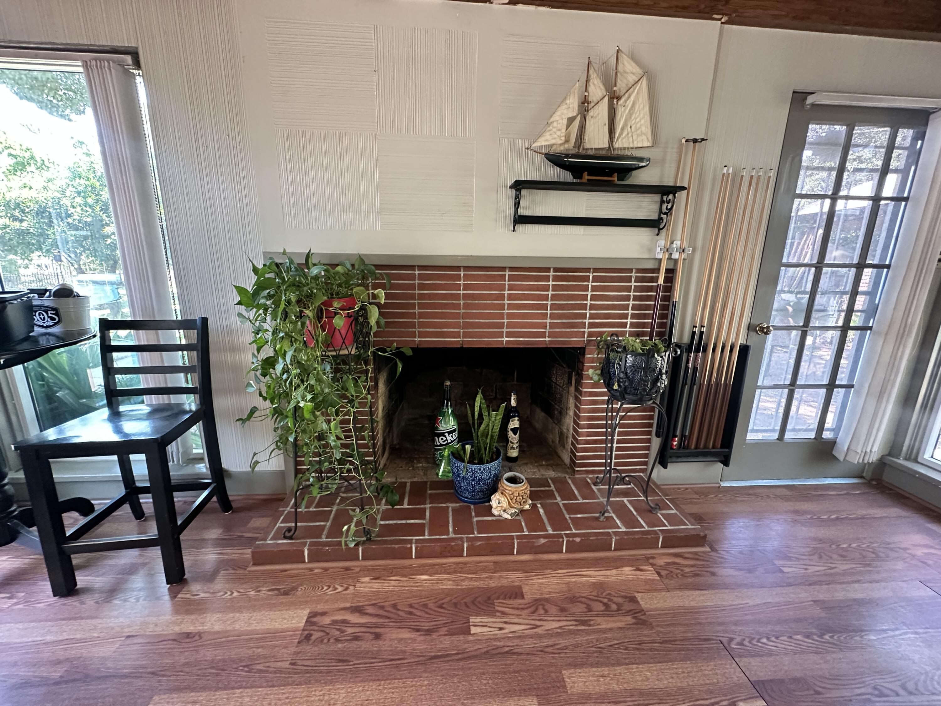 933 E Cross Ave, Tulare, CA 93274