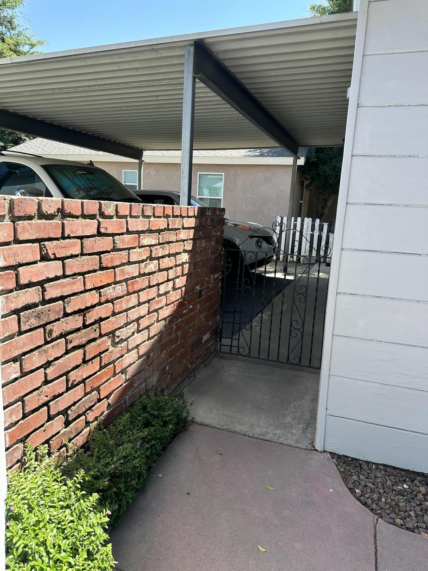 933 E Cross Ave, Tulare, CA 93274