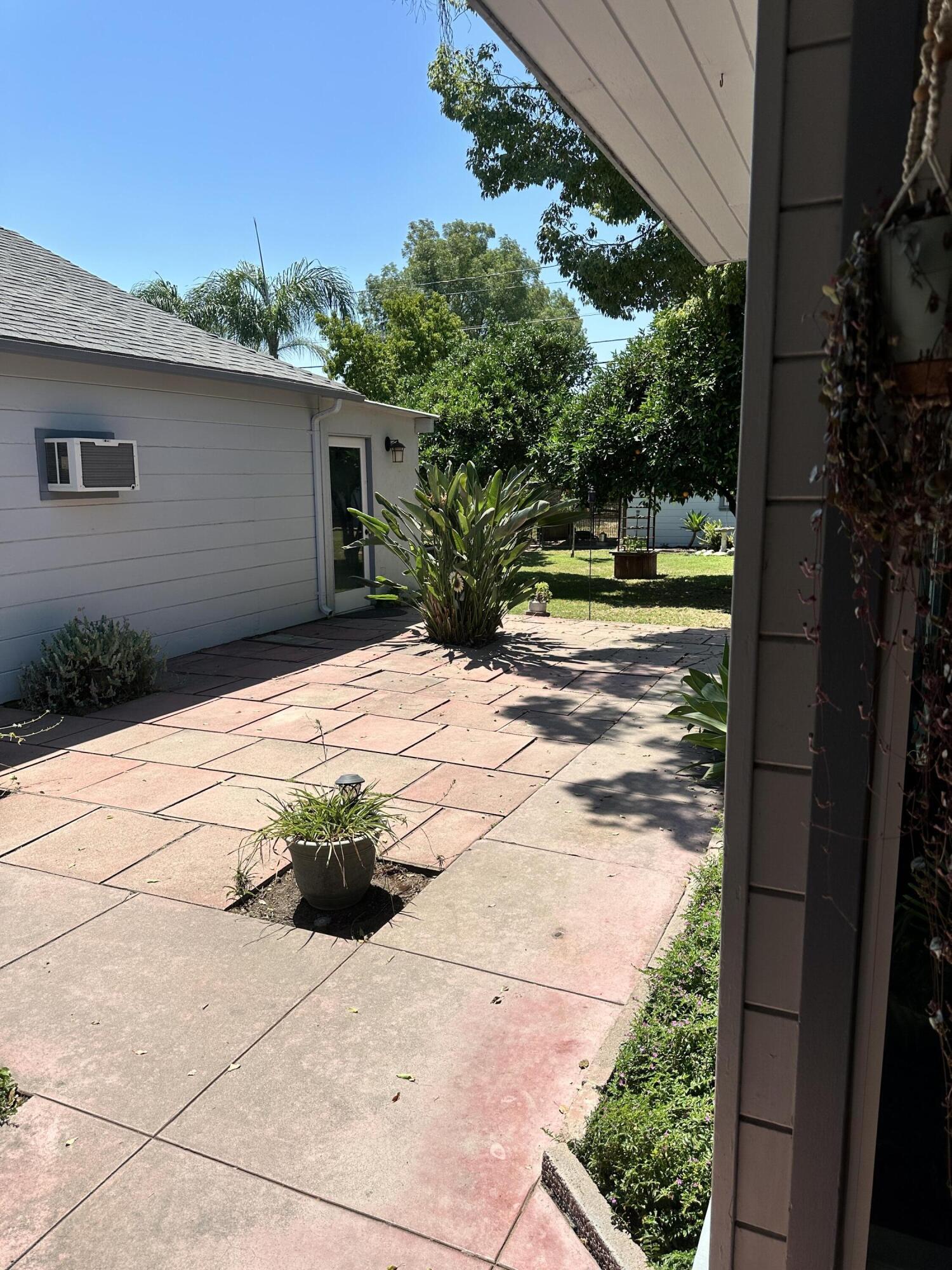 933 E Cross Ave, Tulare, CA 93274