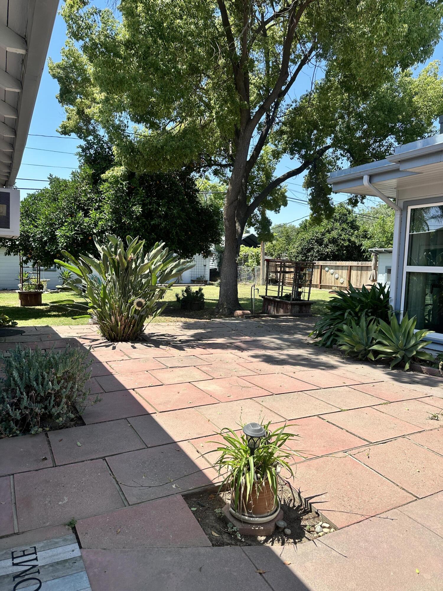 933 E Cross Ave, Tulare, CA 93274