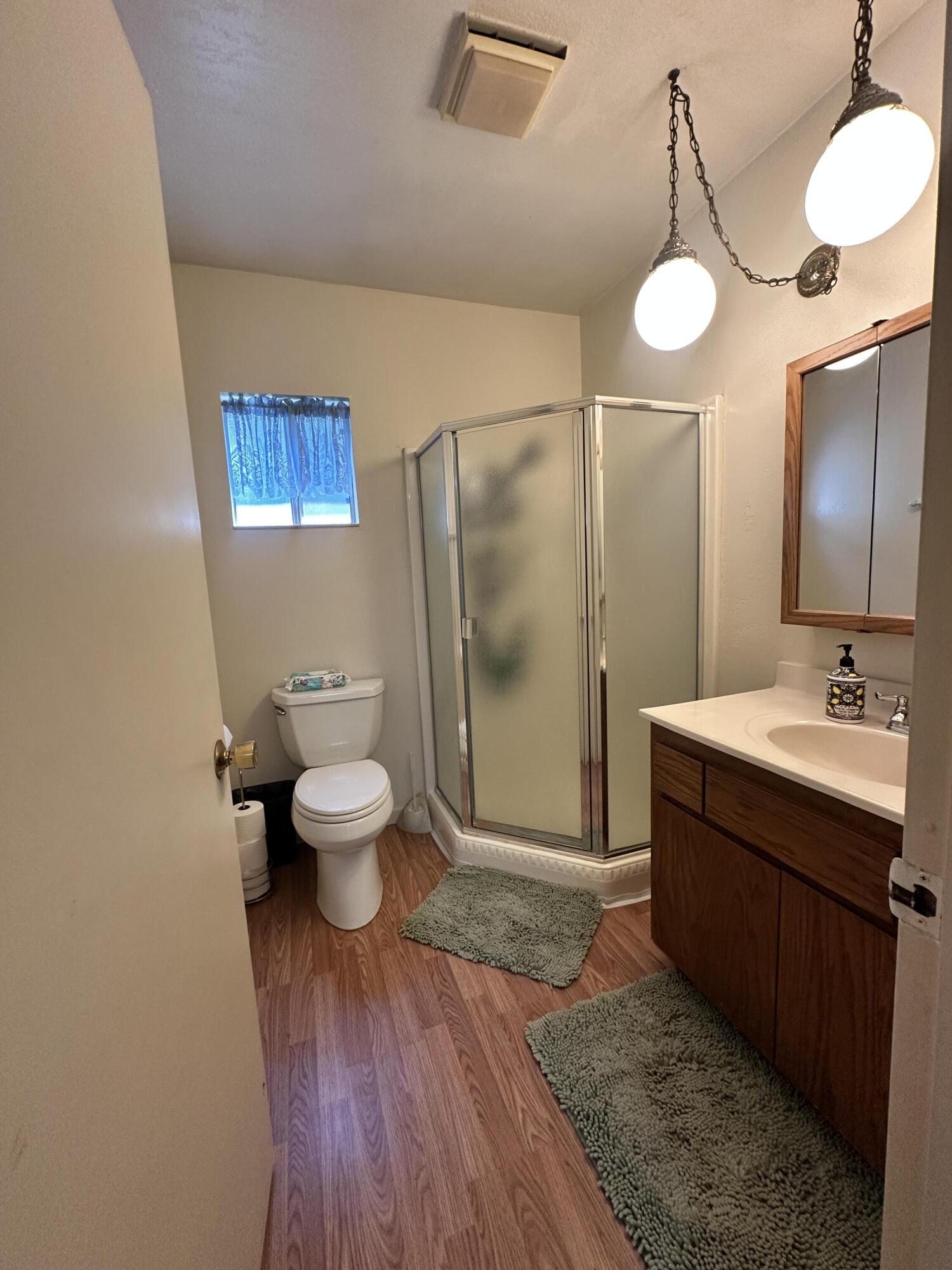933 E Cross Ave, Tulare, CA 93274
