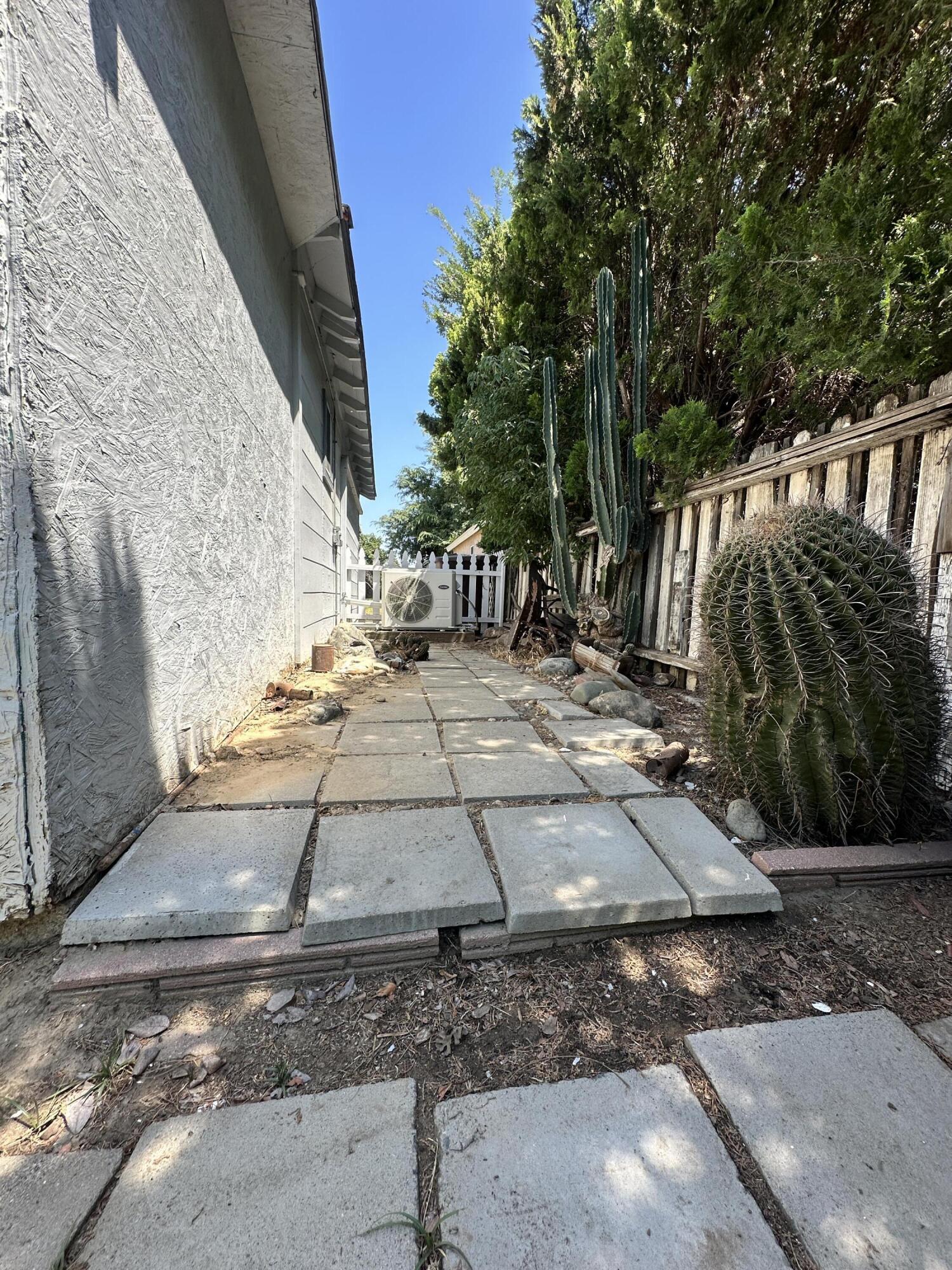 933 E Cross Ave, Tulare, CA 93274