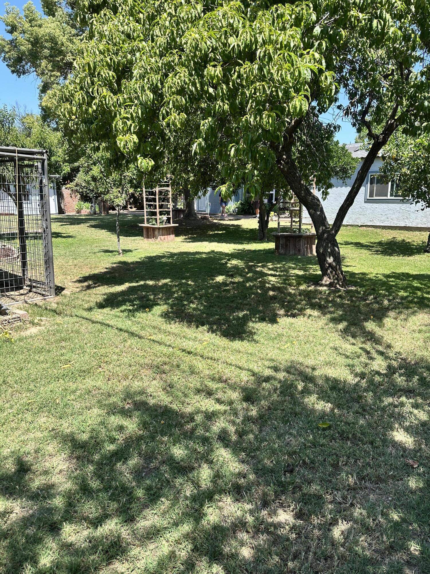 933 E Cross Ave, Tulare, CA 93274