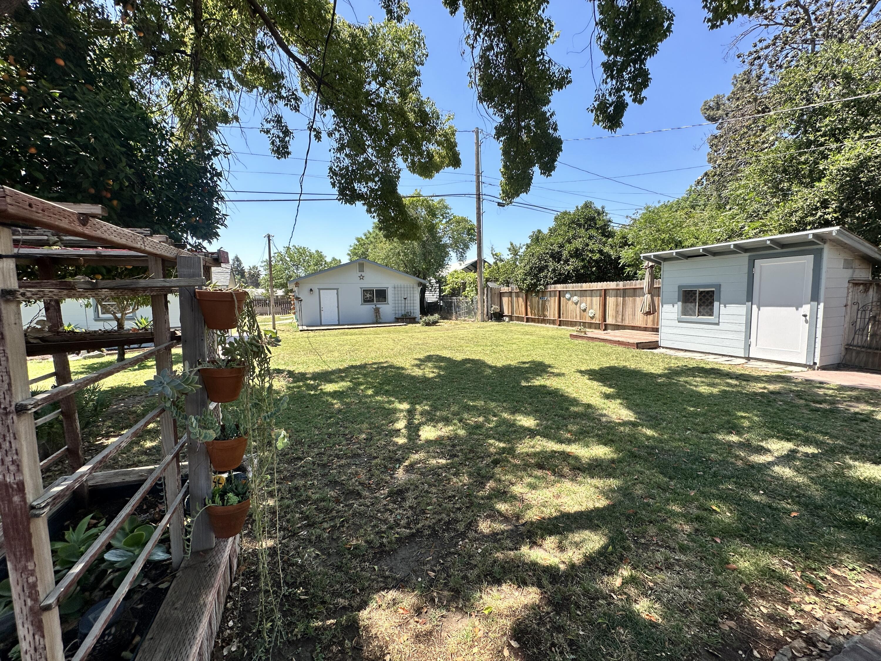 933 E Cross Ave, Tulare, CA 93274