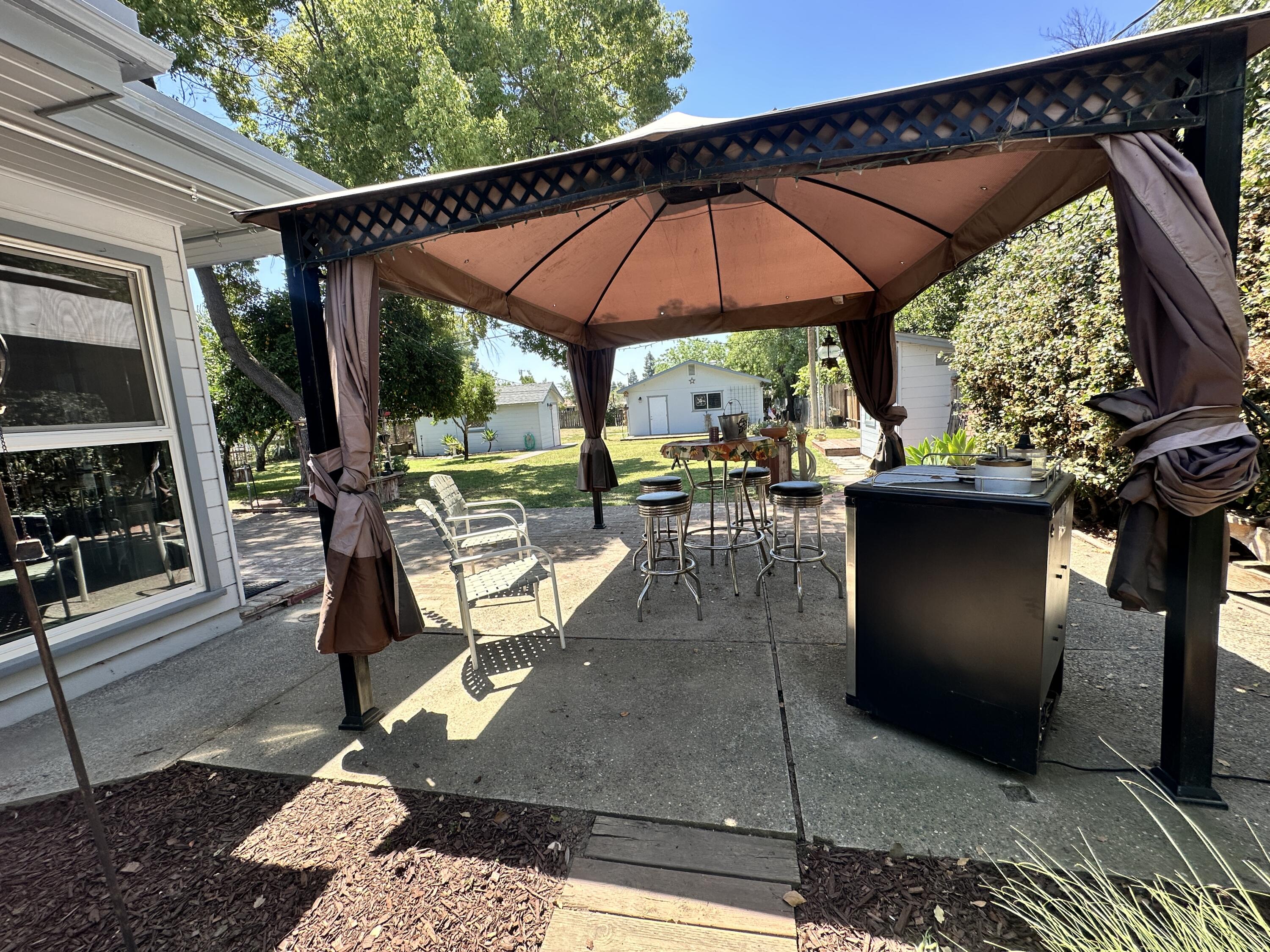 933 E Cross Ave, Tulare, CA 93274