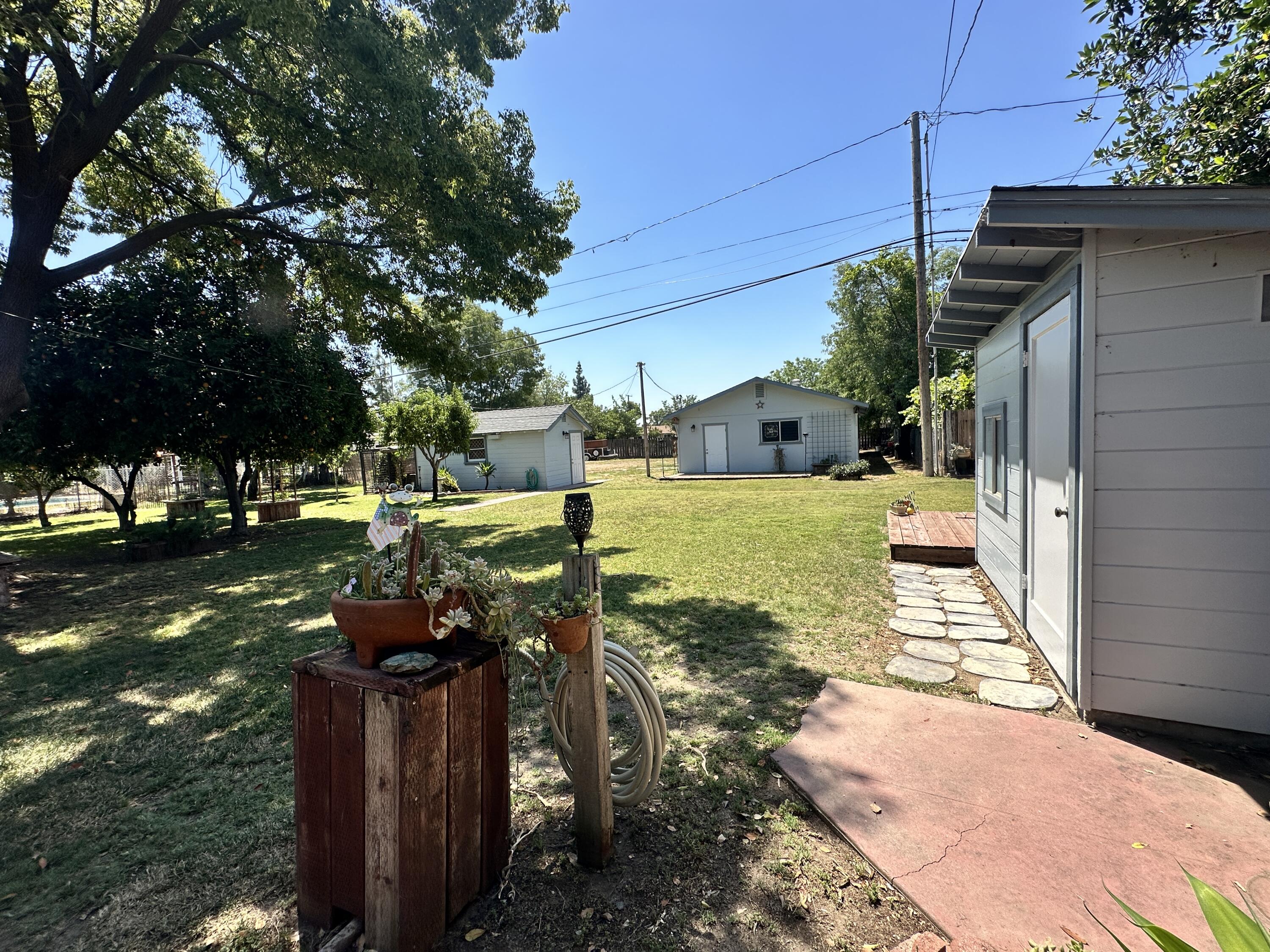 933 E Cross Ave, Tulare, CA 93274