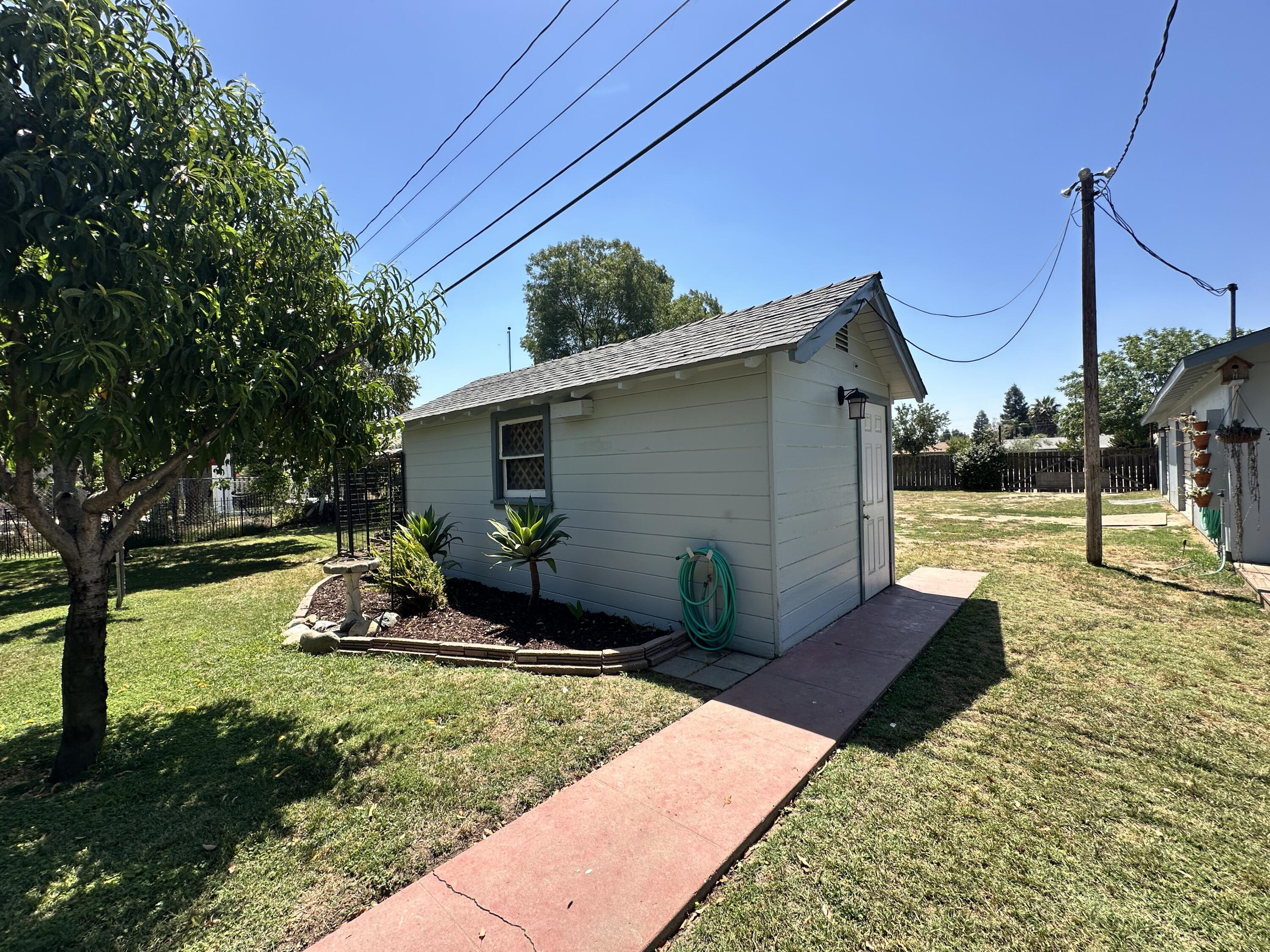 933 E Cross Ave, Tulare, CA 93274