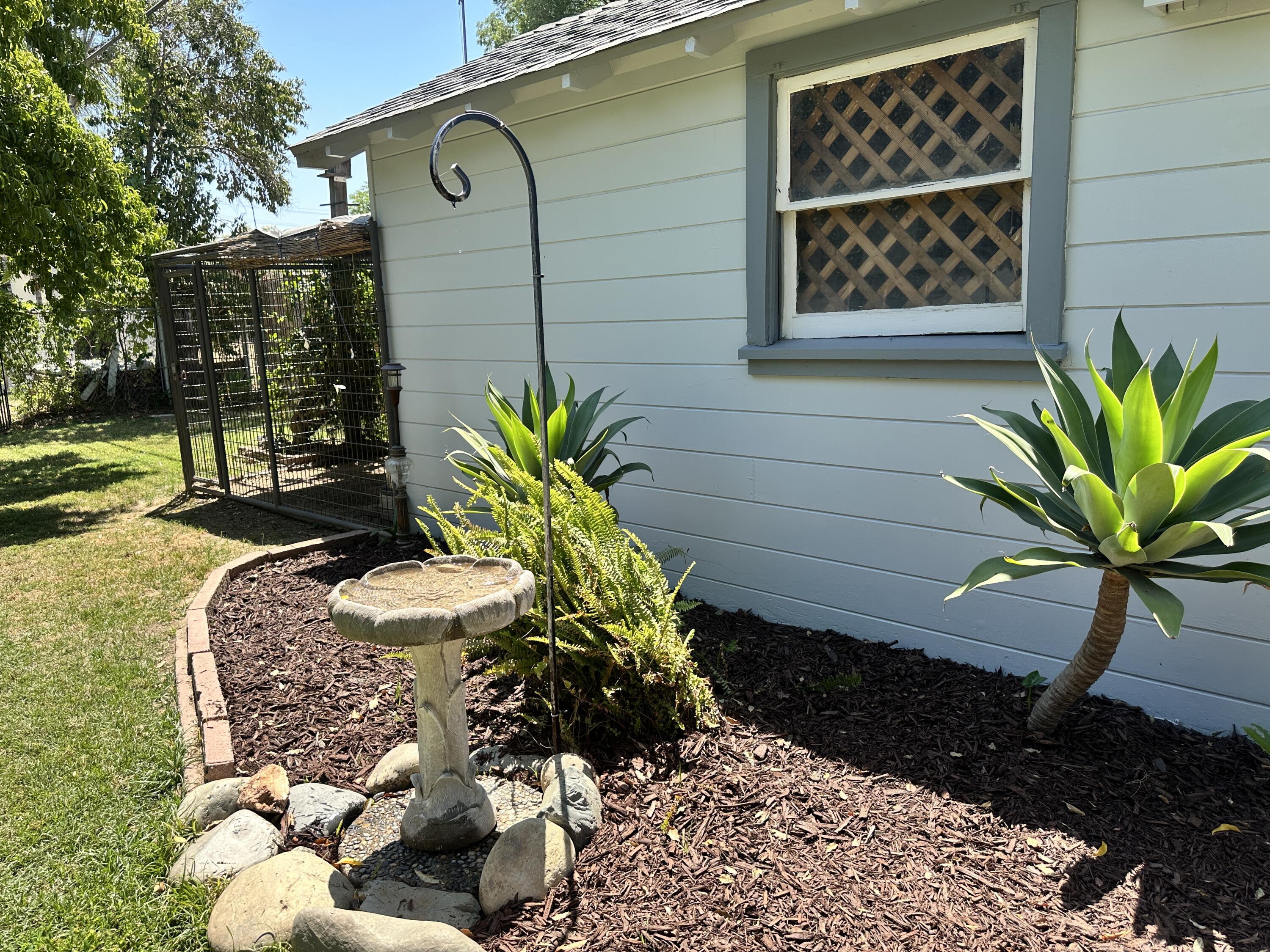 933 E Cross Ave, Tulare, CA 93274